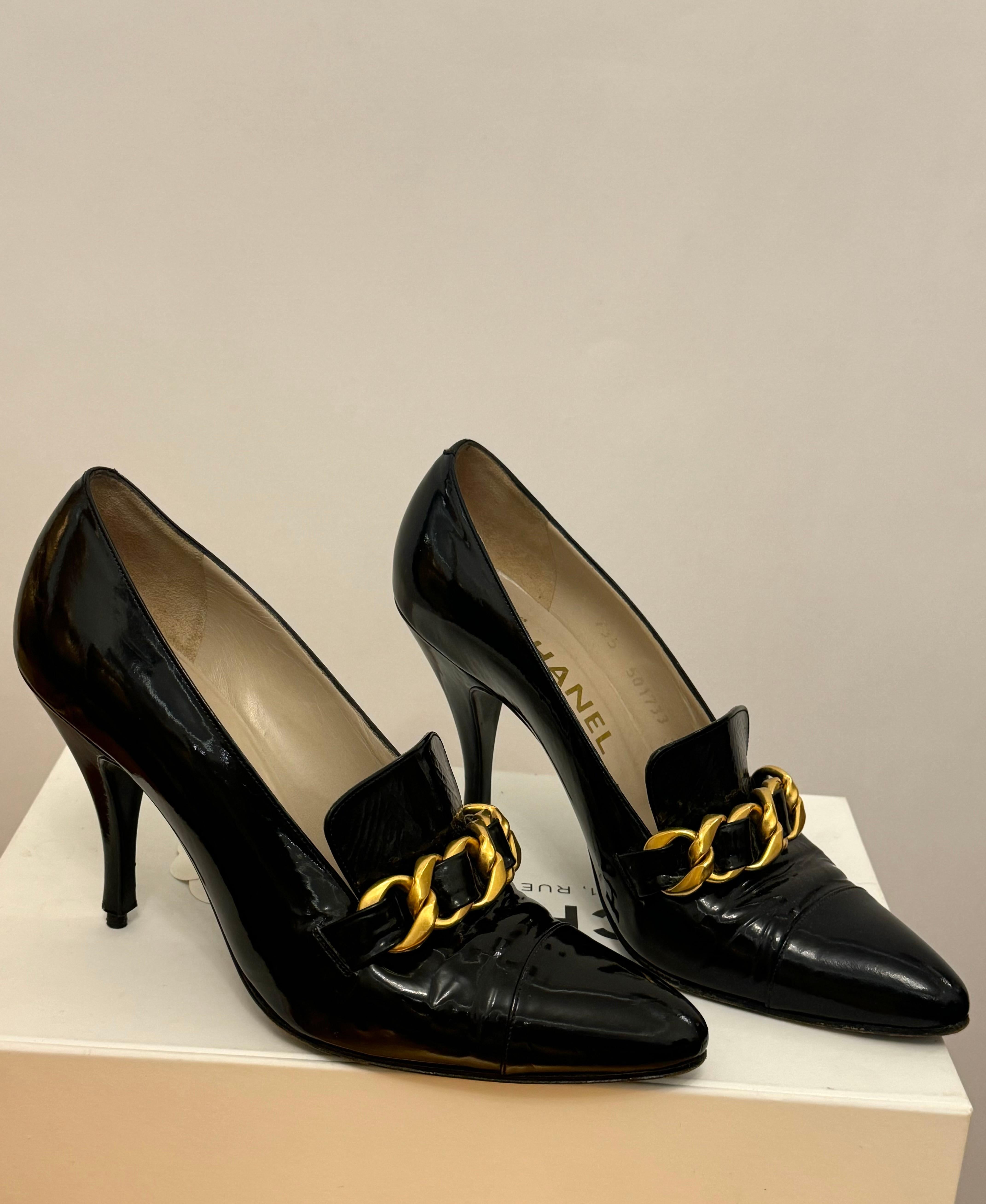Rare Chanel 1994, chaussures à talons en cuir verni noir et chaîne chunky en vente 5