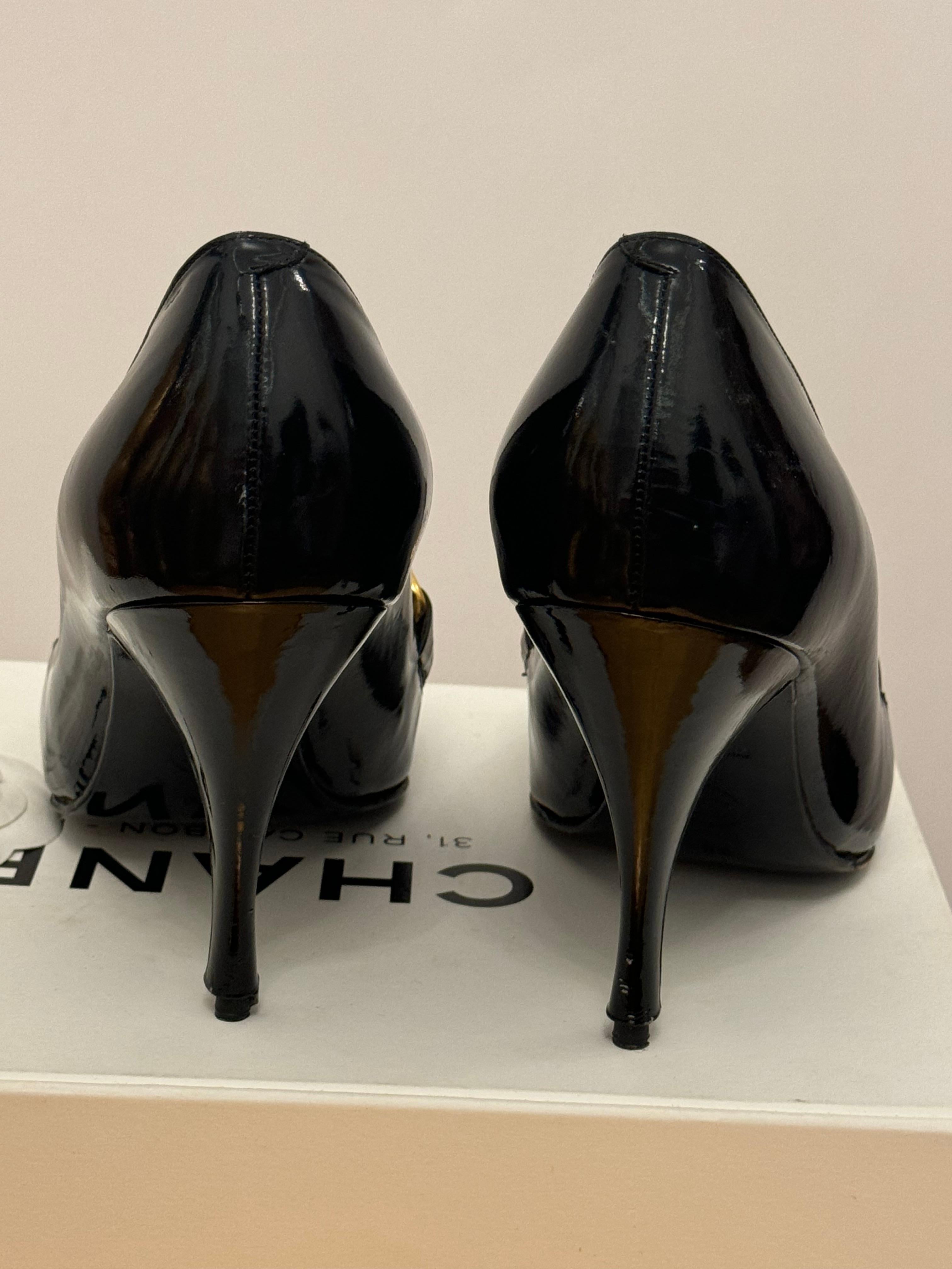 Rare Chanel 1994, chaussures à talons en cuir verni noir et chaîne chunky en vente 6