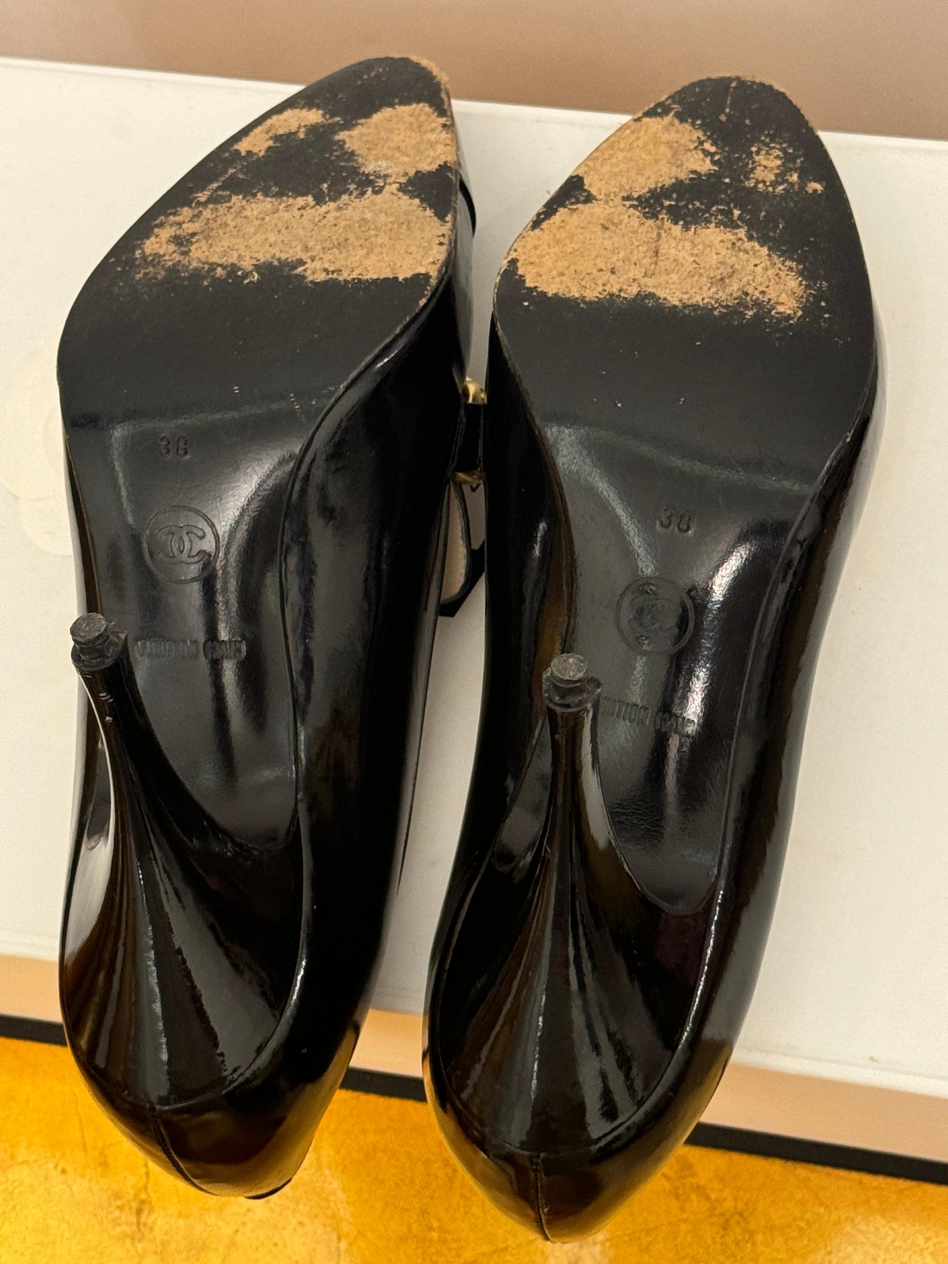 Rare Chanel 1994, chaussures à talons en cuir verni noir et chaîne chunky en vente 7