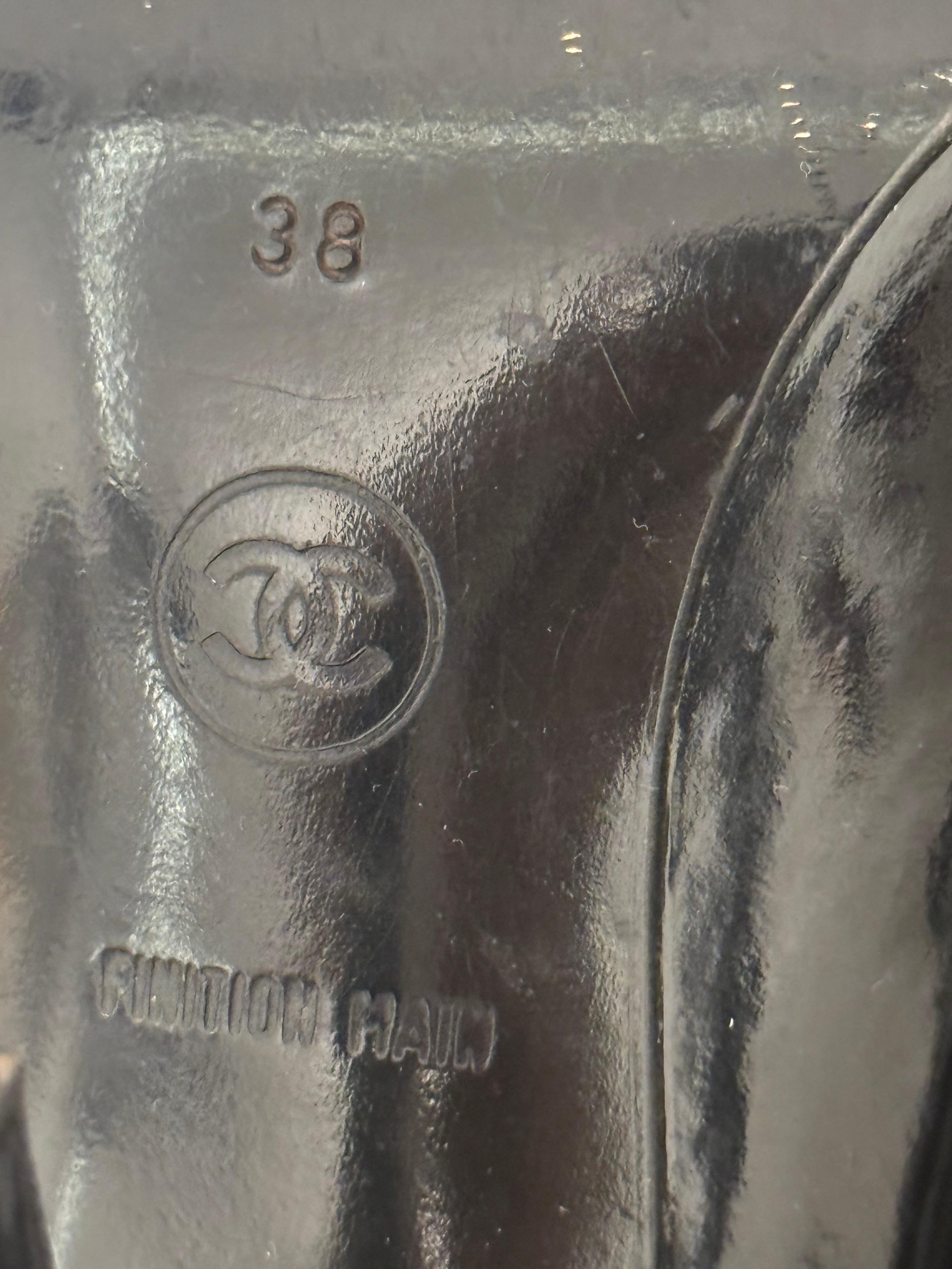 Rare Chanel 1994, chaussures à talons en cuir verni noir et chaîne chunky en vente 8