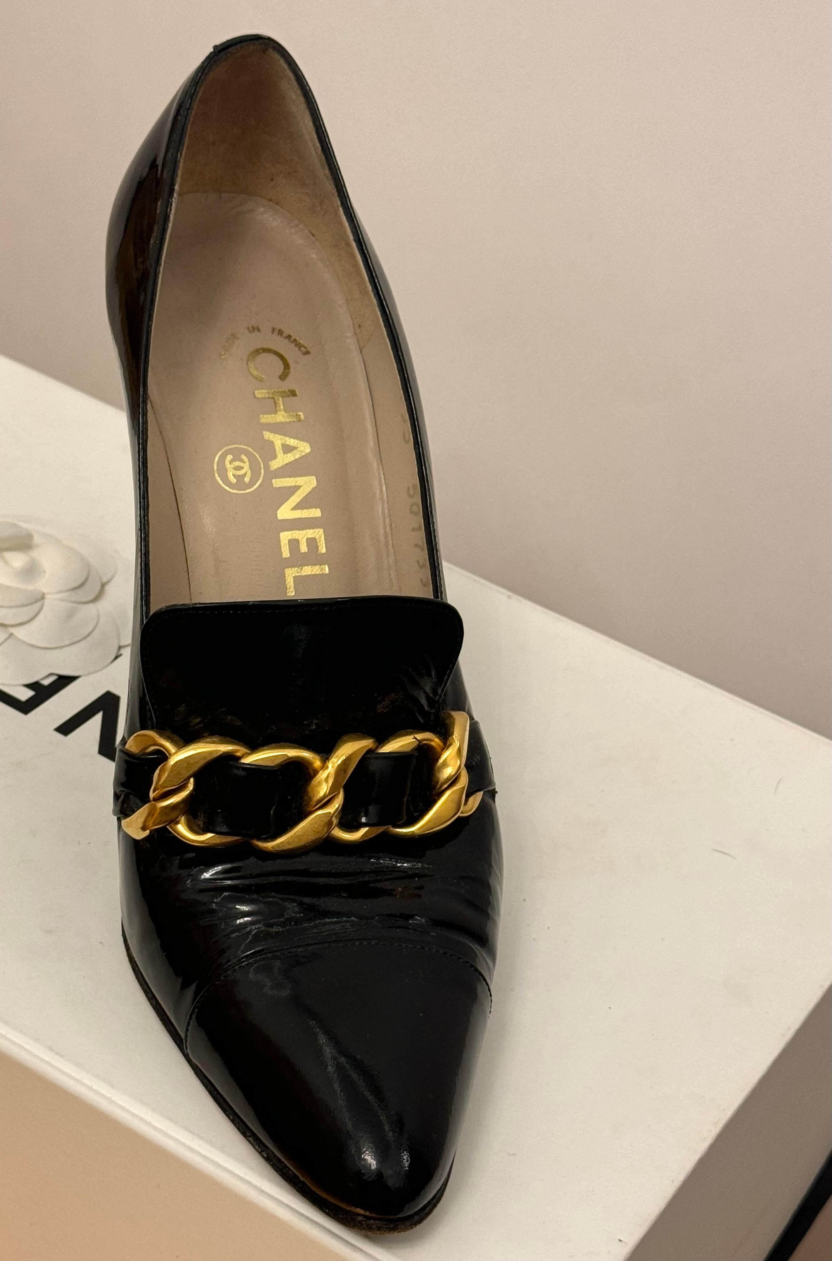 Rare Chanel 1994, chaussures à talons en cuir verni noir et chaîne chunky en vente 9