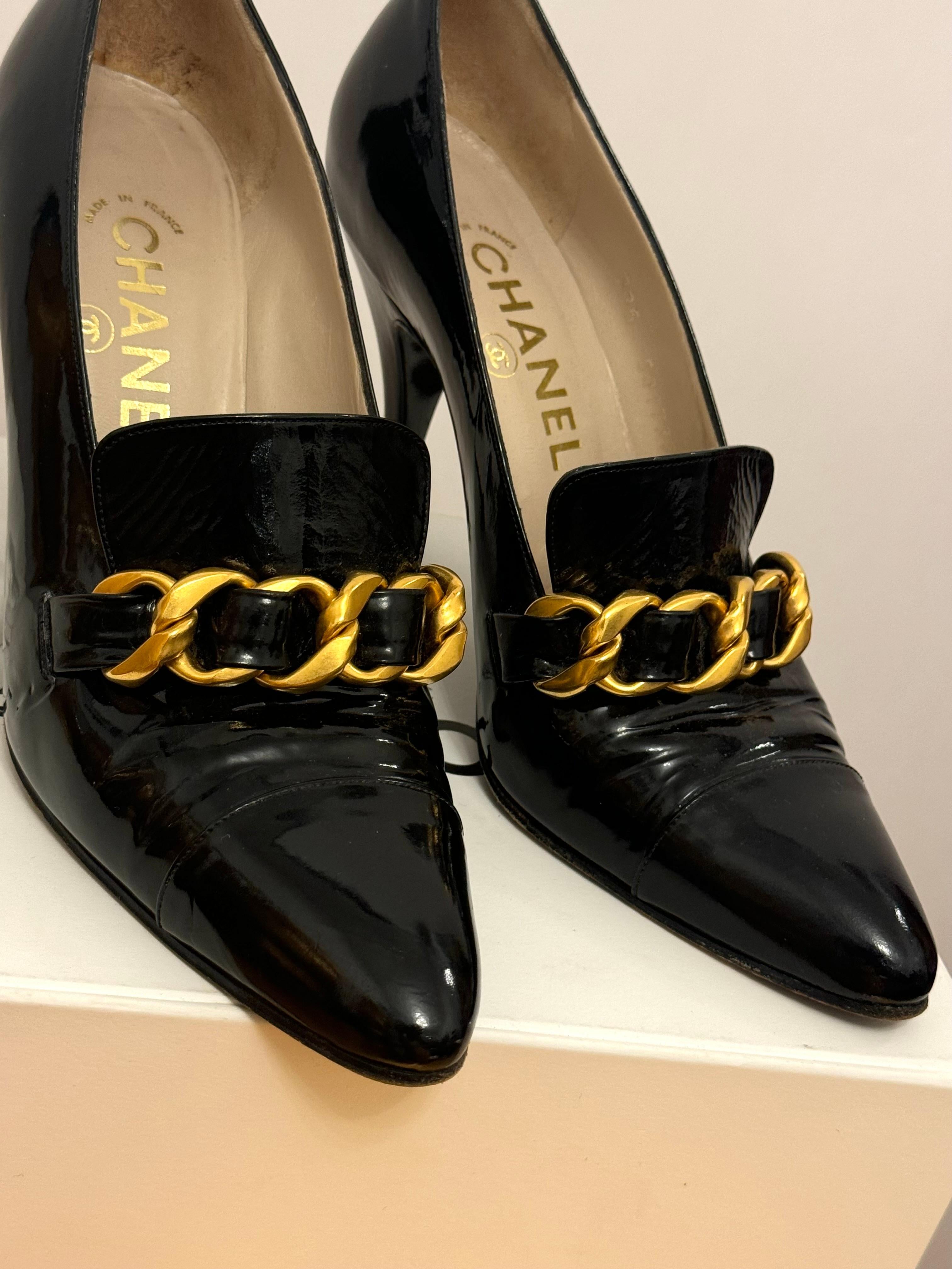 Noir Rare Chanel 1994, chaussures à talons en cuir verni noir et chaîne chunky en vente