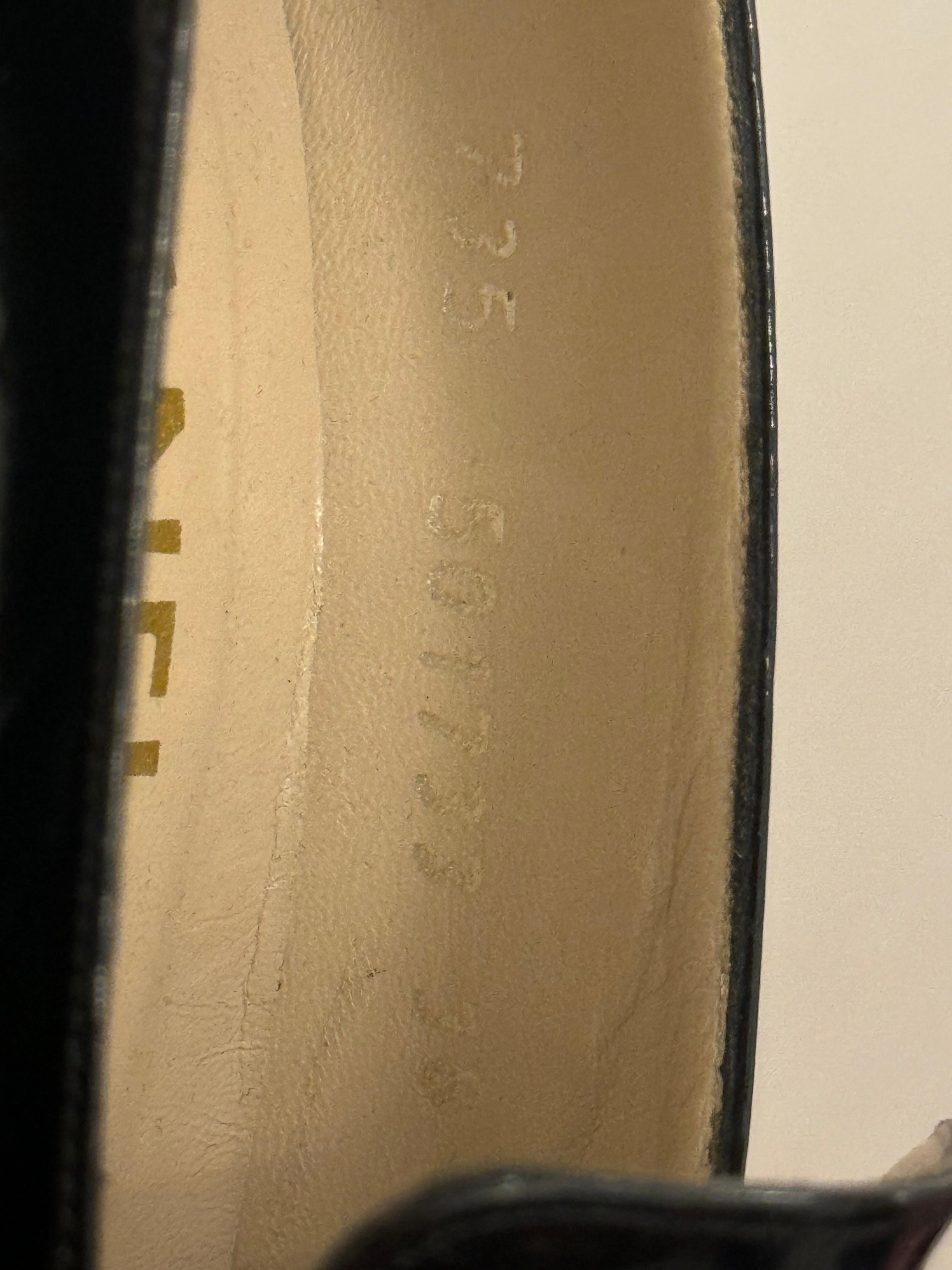 Rare Chanel 1994, chaussures à talons en cuir verni noir et chaîne chunky Bon état - En vente à PARIS, FR