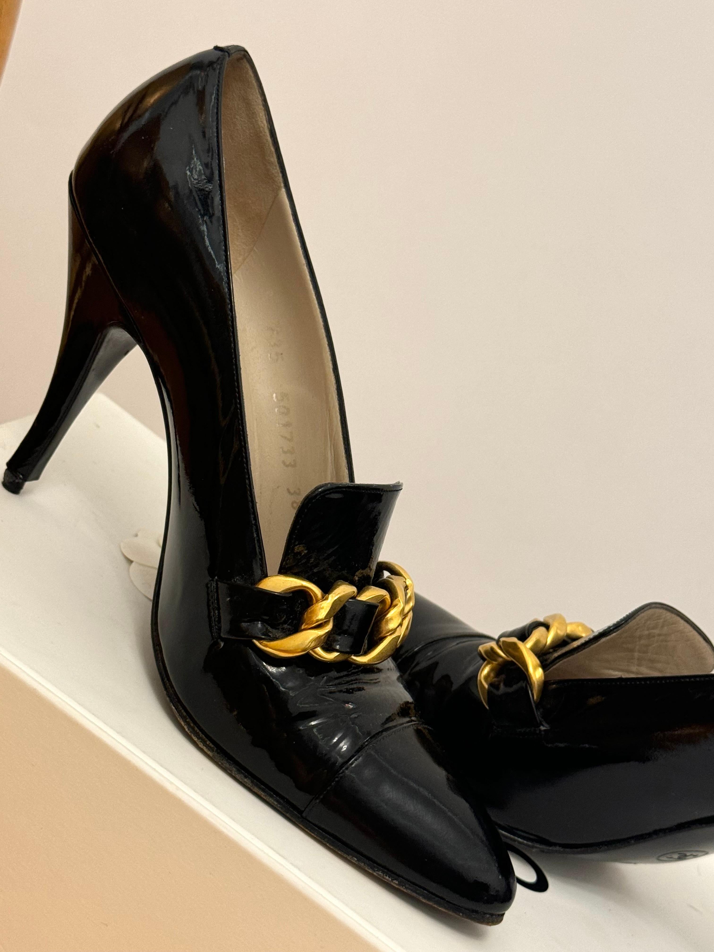 Rare Chanel 1994, chaussures à talons en cuir verni noir et chaîne chunky Pour femmes en vente