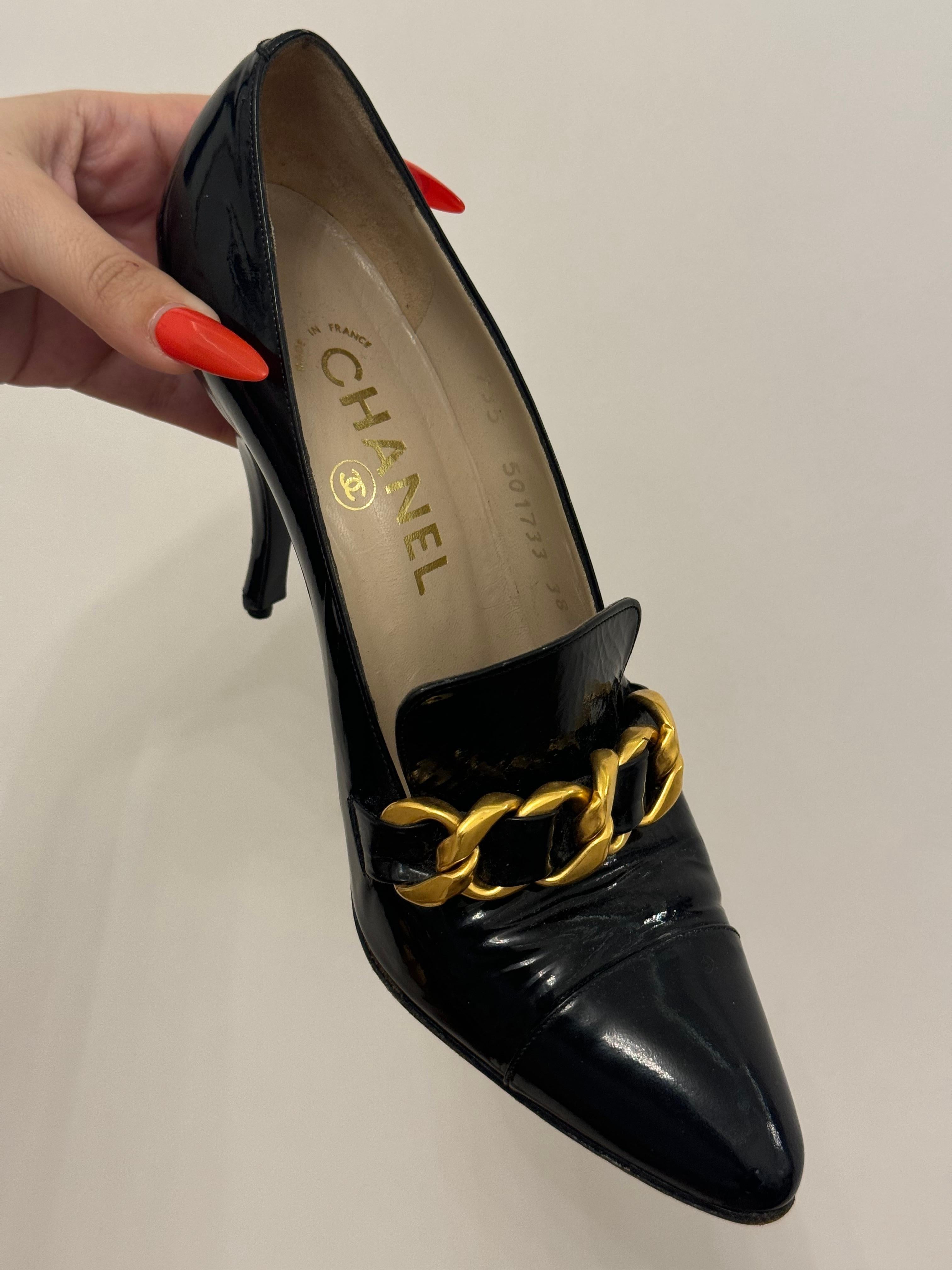 Rare Chanel 1994, chaussures à talons en cuir verni noir et chaîne chunky en vente 1