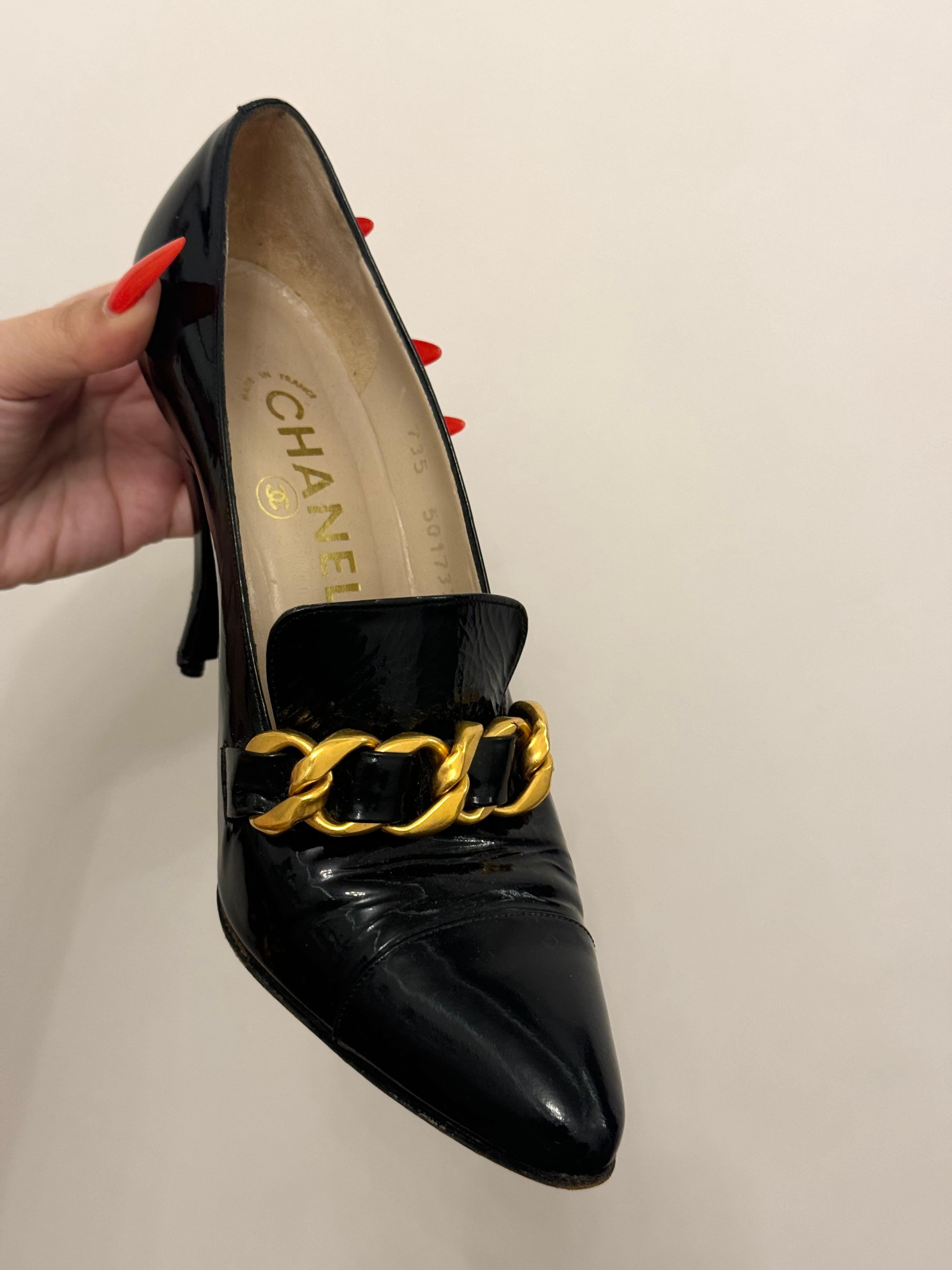 Rare Chanel 1994, chaussures à talons en cuir verni noir et chaîne chunky en vente 2