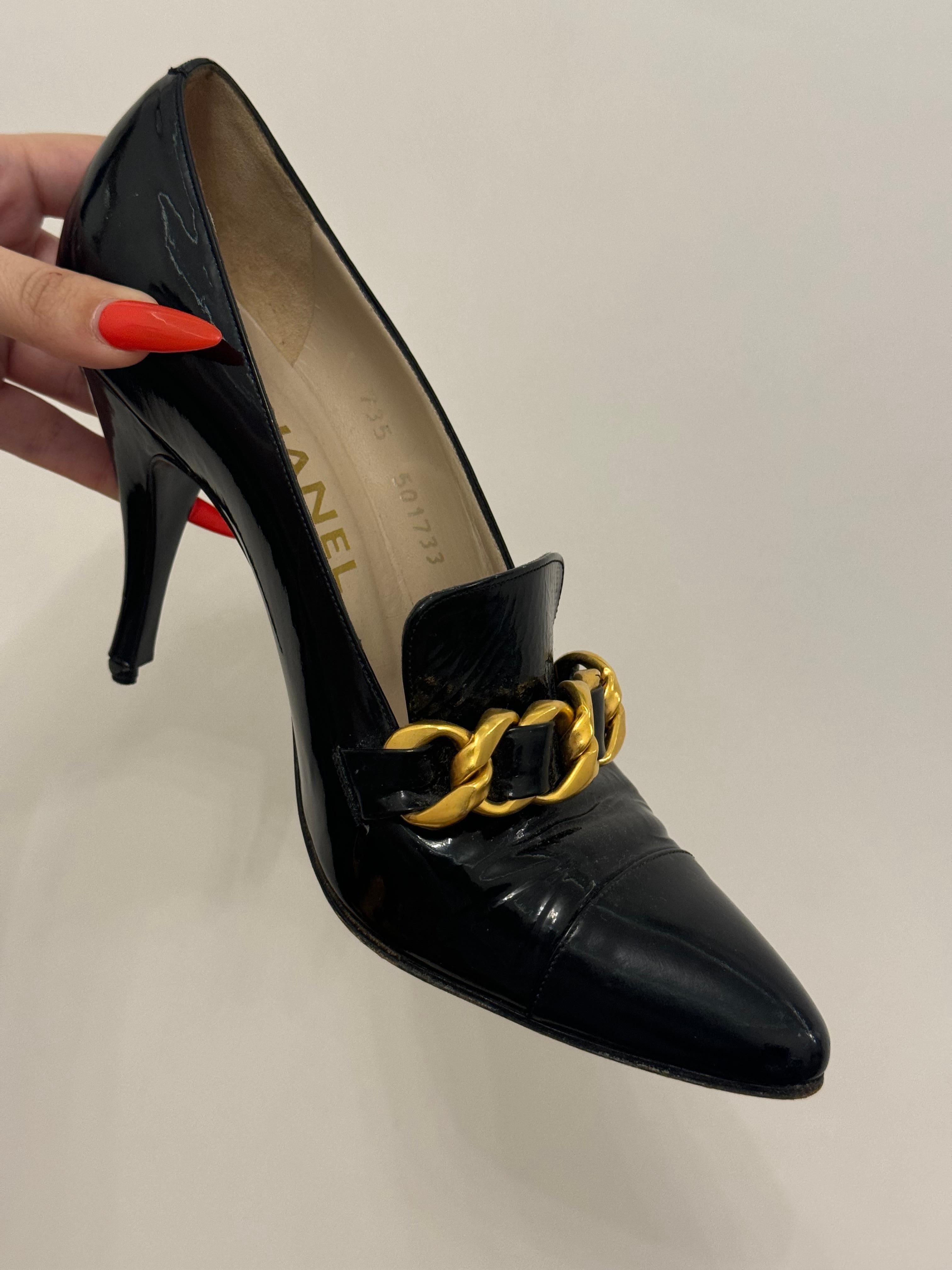 Rare Chanel 1994, chaussures à talons en cuir verni noir et chaîne chunky en vente 3