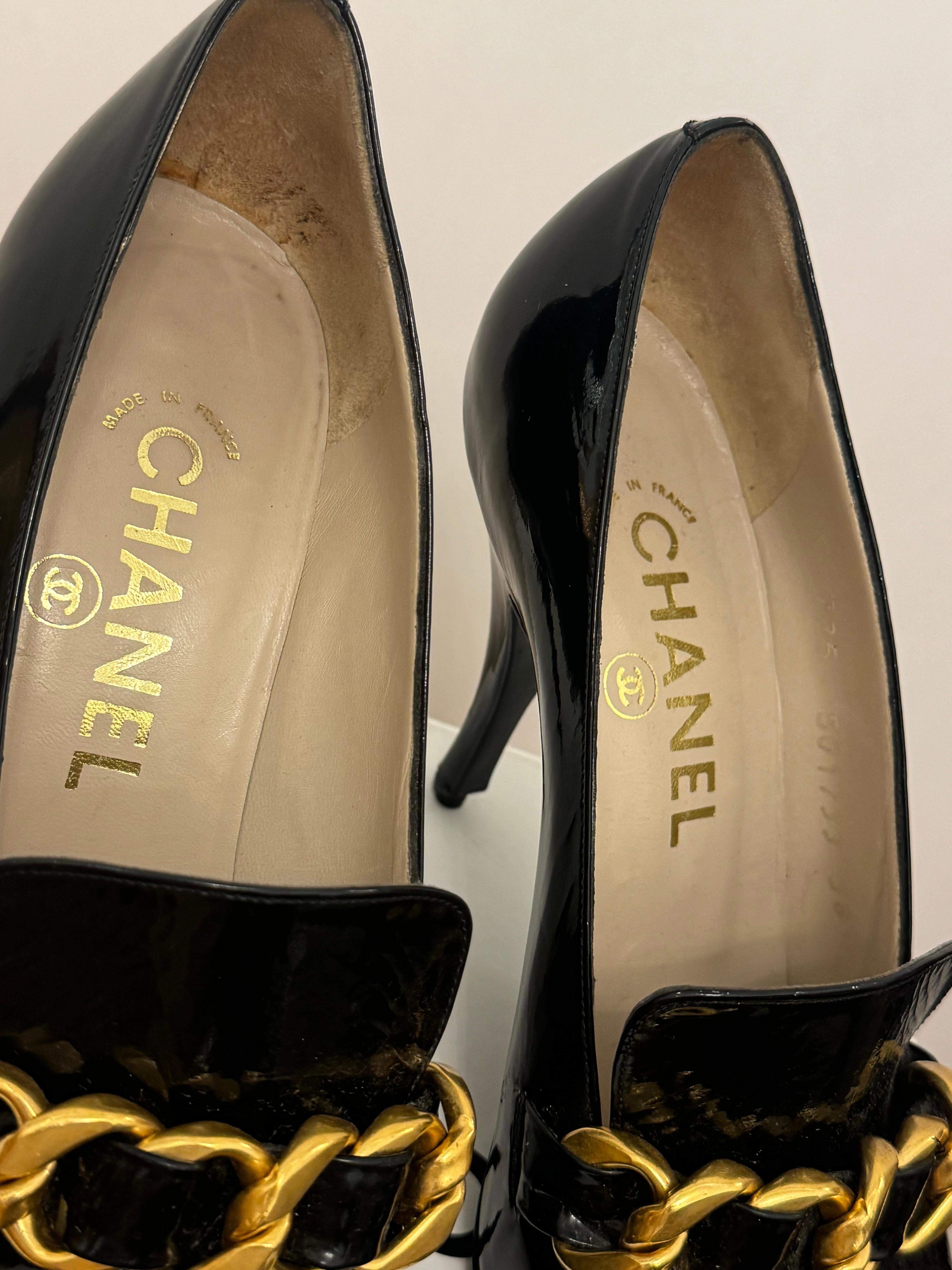 Rare Chanel 1994, chaussures à talons en cuir verni noir et chaîne chunky en vente 4