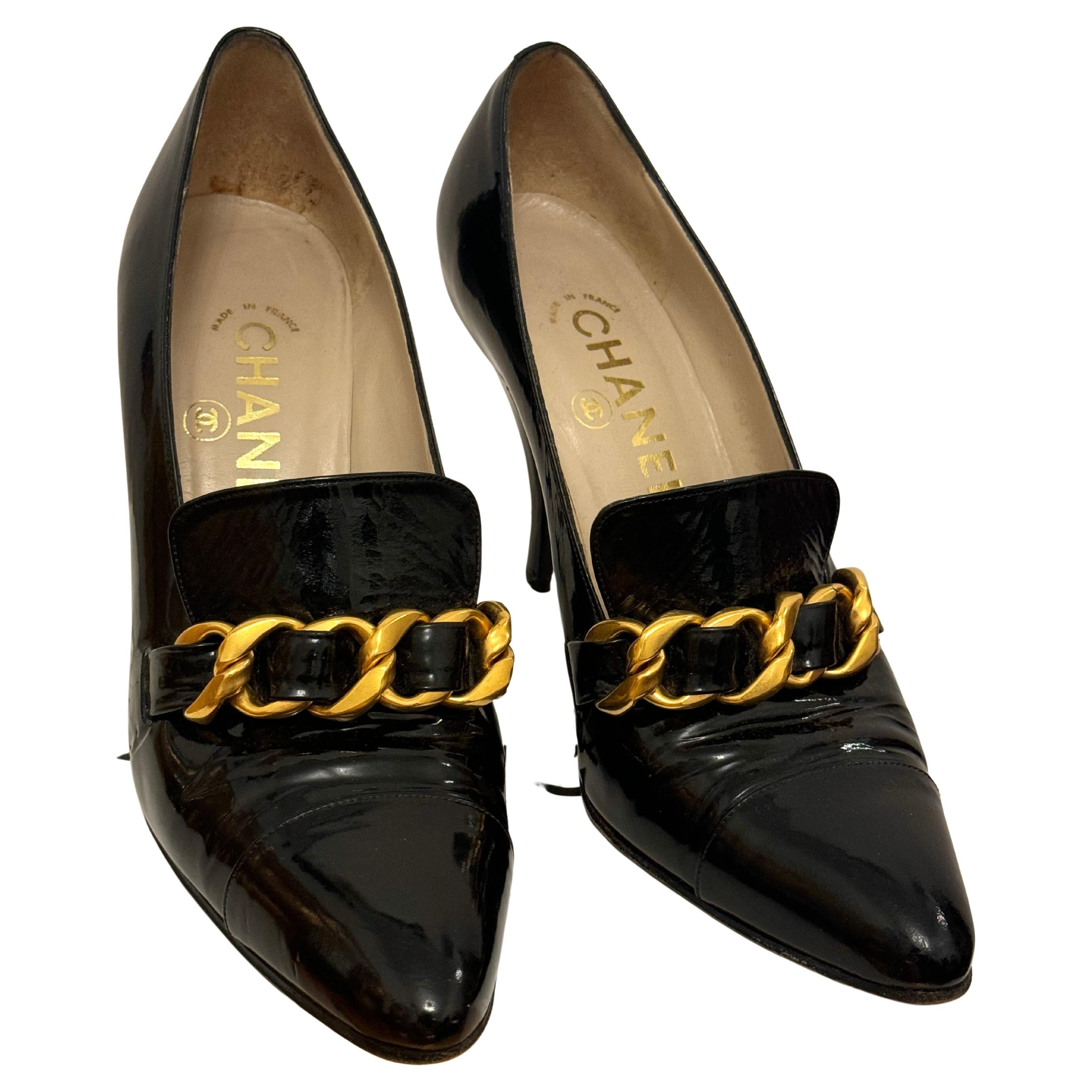 Rare Chanel 1994, chaussures à talons en cuir verni noir et chaîne chunky