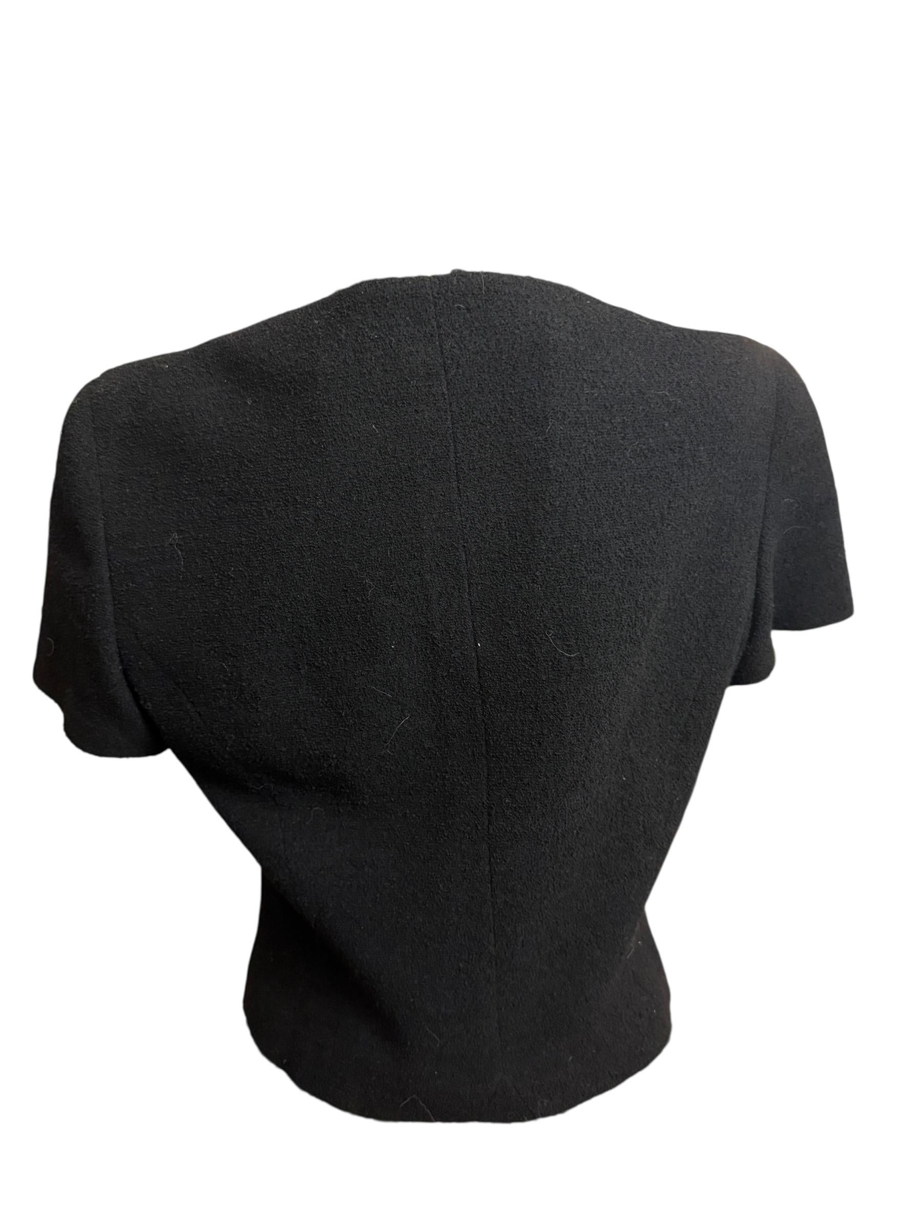 Diese seltene schwarze Bolero-Jacke stammt aus der legendären Barbie Collection'S von Chanel aus dem Jahr 1995, die von Claudia Schiffer auf dem Laufsteg getragen wurde. Das Modell aus klassischer schwarzer Bouclé-Wolle mit goldfarbenen CC-Knöpfen