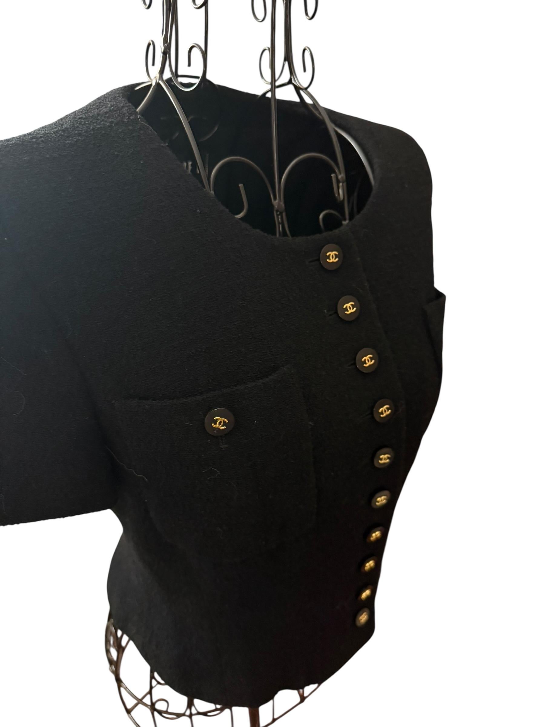 Seltene Chanel 1995 Barbie Collection Bolero beschnittene schwarze Tweedjacke im Zustand „Gut“ im Angebot in Rowland Heights, CA