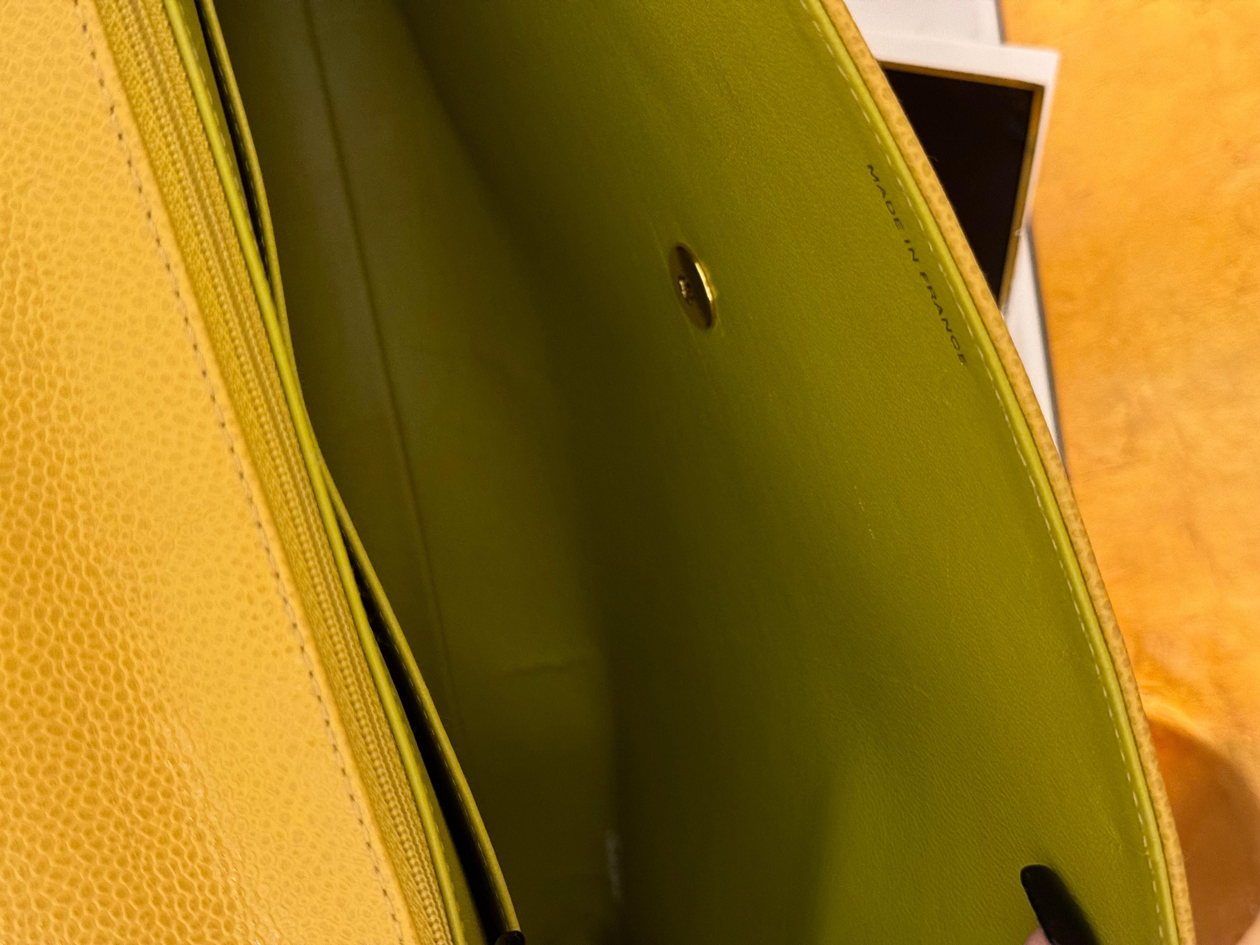 Rare porte-documents Chanel 1997-1999 citron vert caviar en vente 6