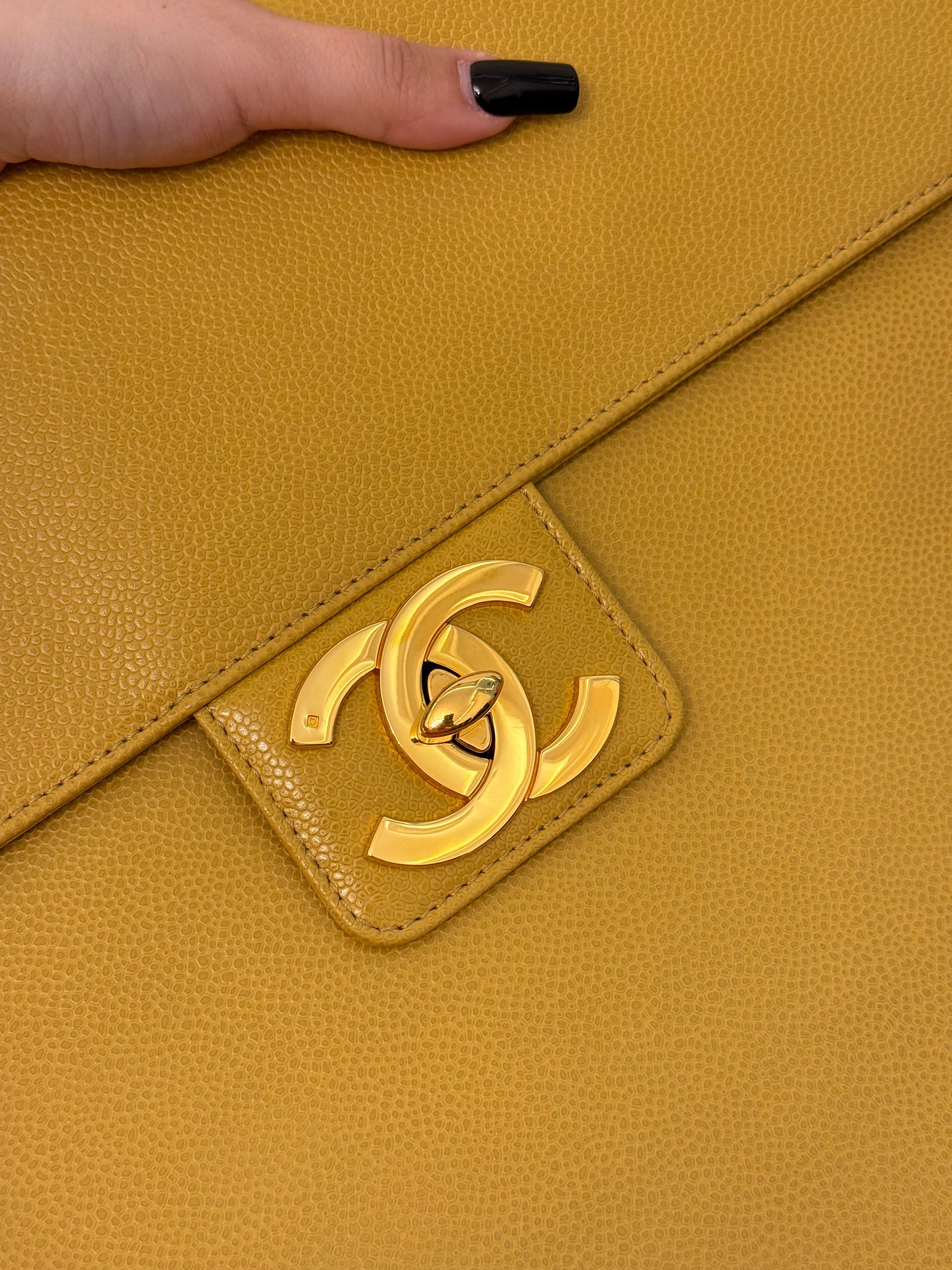 Rare porte-documents Chanel 1997-1999 citron vert caviar en vente 13