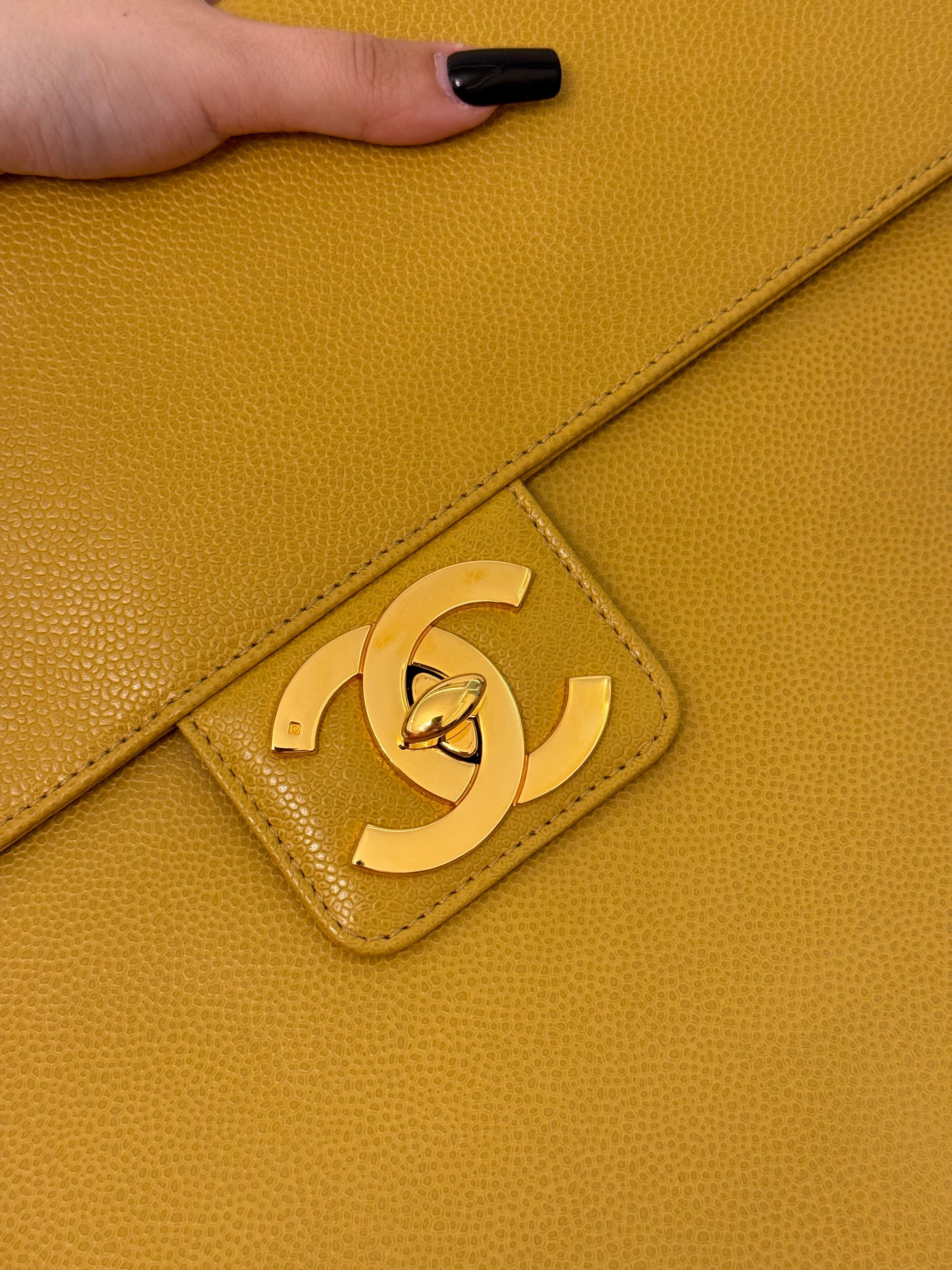 Rare mallette Chanel 1997-1999 (série 5) en cuir caviar couleur citron vert, intérieur vert pomme, quincaillerie plaquée or 24k. Il est accompagné d'une carte d'authenticité et d'un livret 