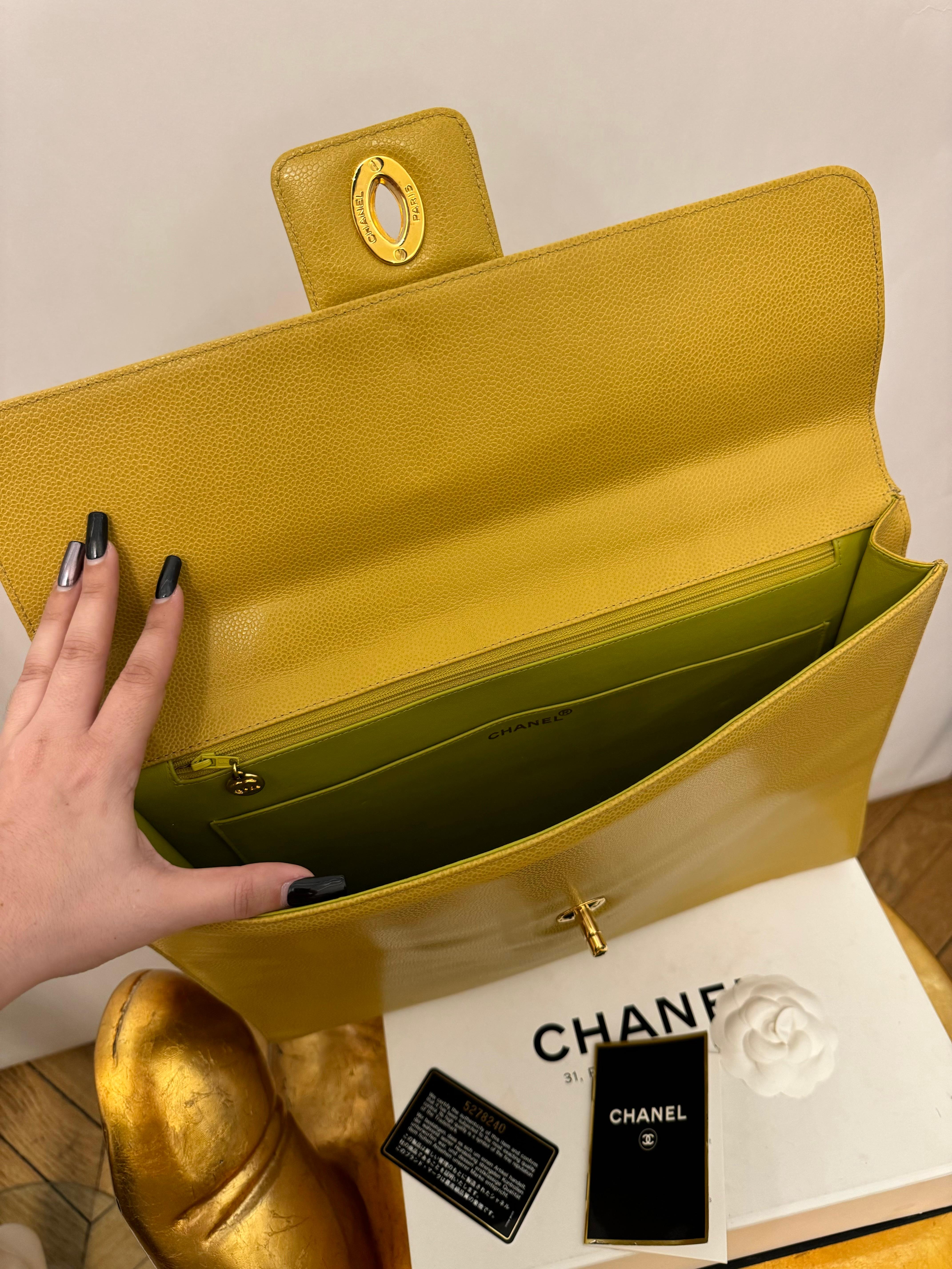 Rare porte-documents Chanel 1997-1999 citron vert caviar en vente 2