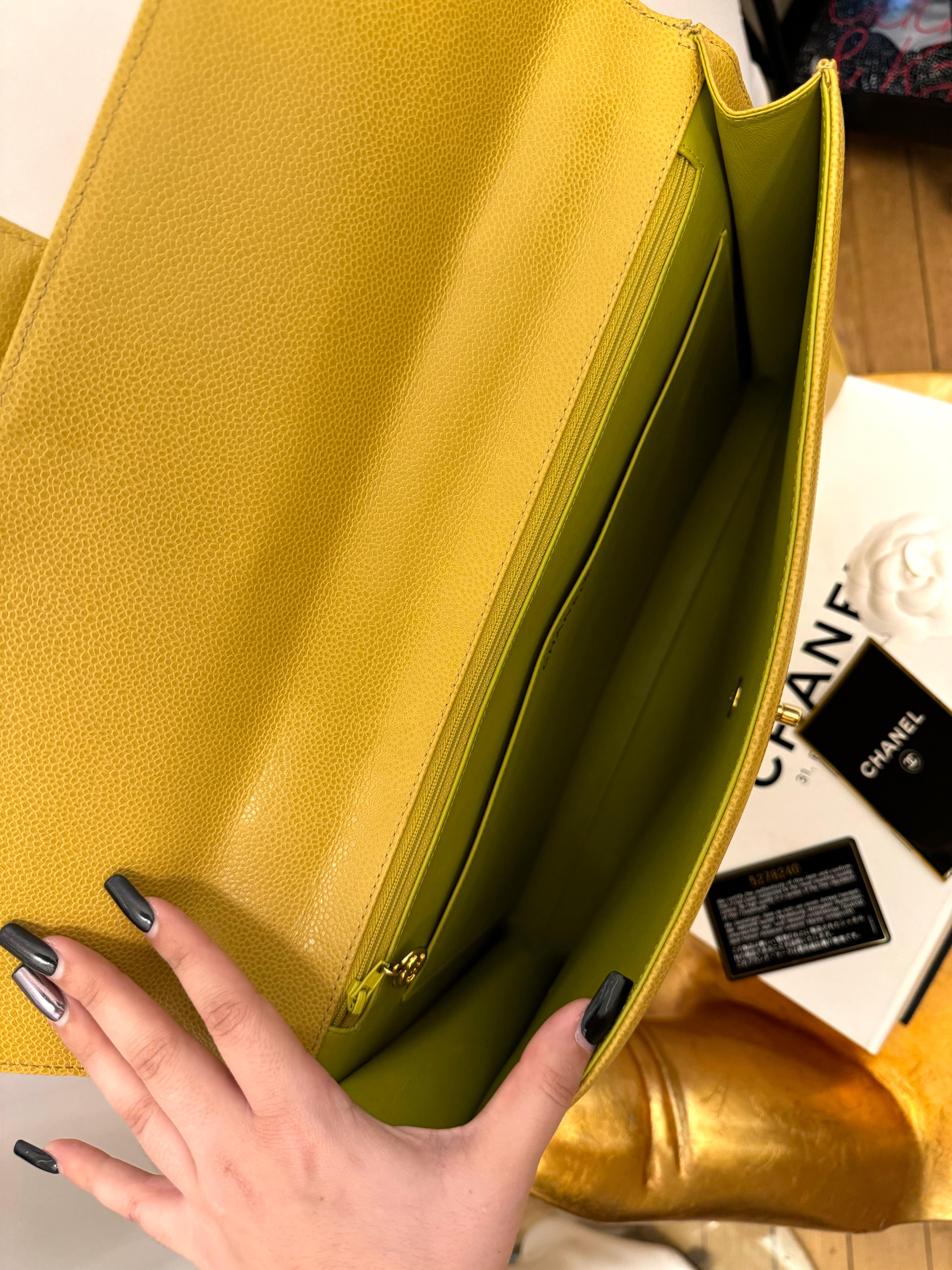 Rare porte-documents Chanel 1997-1999 citron vert caviar en vente 3