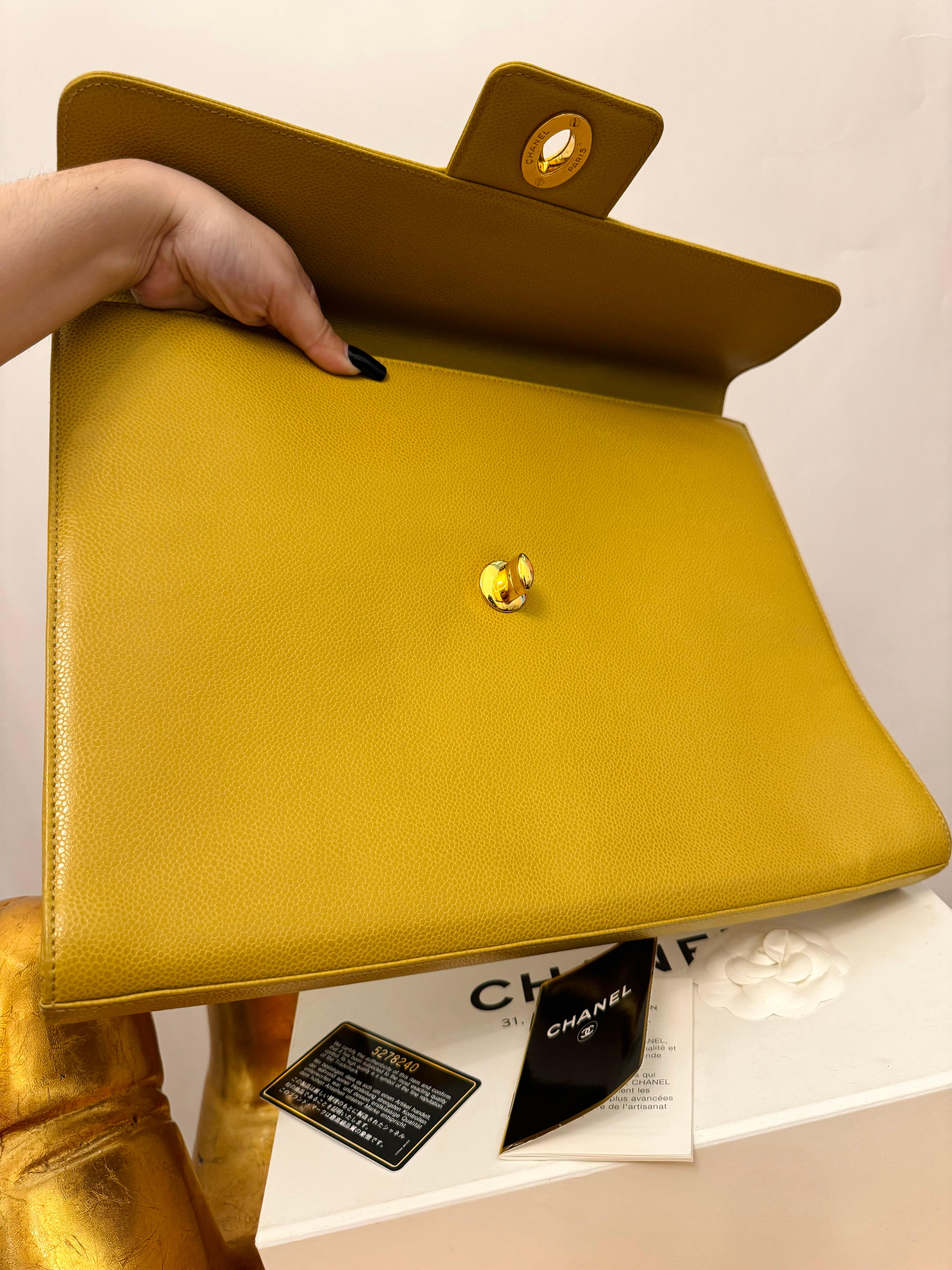 Rare porte-documents Chanel 1997-1999 citron vert caviar en vente 4