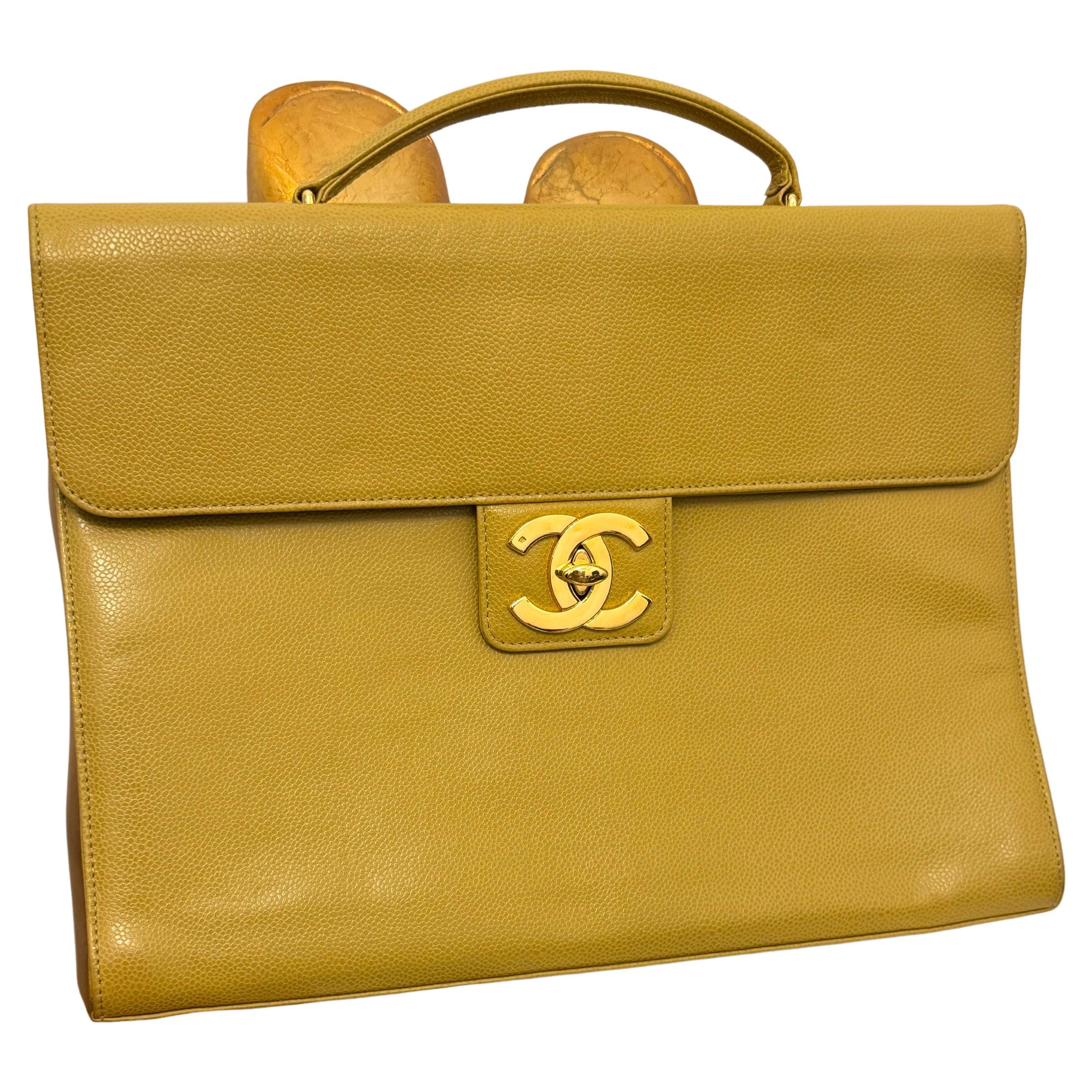 Rare porte-documents Chanel 1997-1999 citron vert caviar en vente