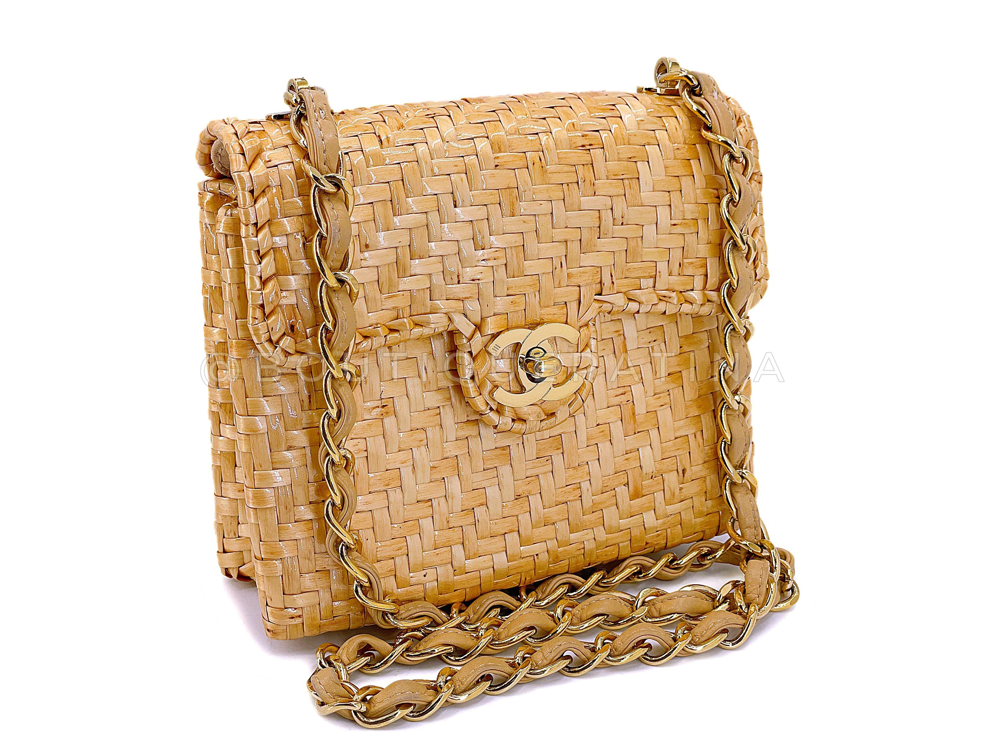 Artikel speichern: 67780
Seltene Chanel 2000 Vintage Rattan Wicker Mini Flap Bag 24k GHW ist ein echtes Sammlerstück. Wenn Sie wissen, dass Sie wissen - eine Tasche, die selten, wenn überhaupt, vor allem in diesem Modell auftauchen wird. 

Seit 20