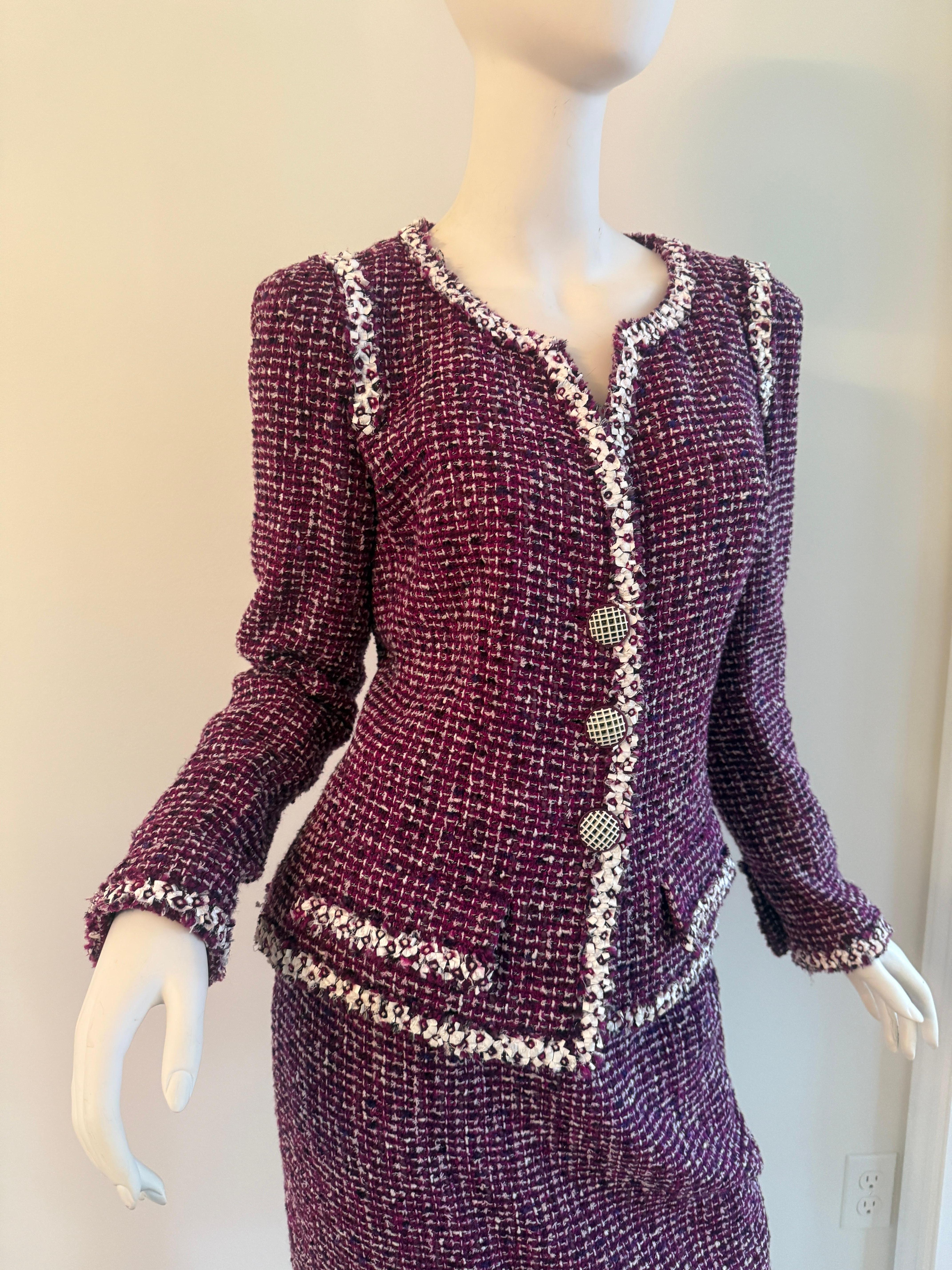 Chanel, 2009 Karl Lagerfeld, tailleur veste bouclée en tweed violet, taille 40 en vente 5