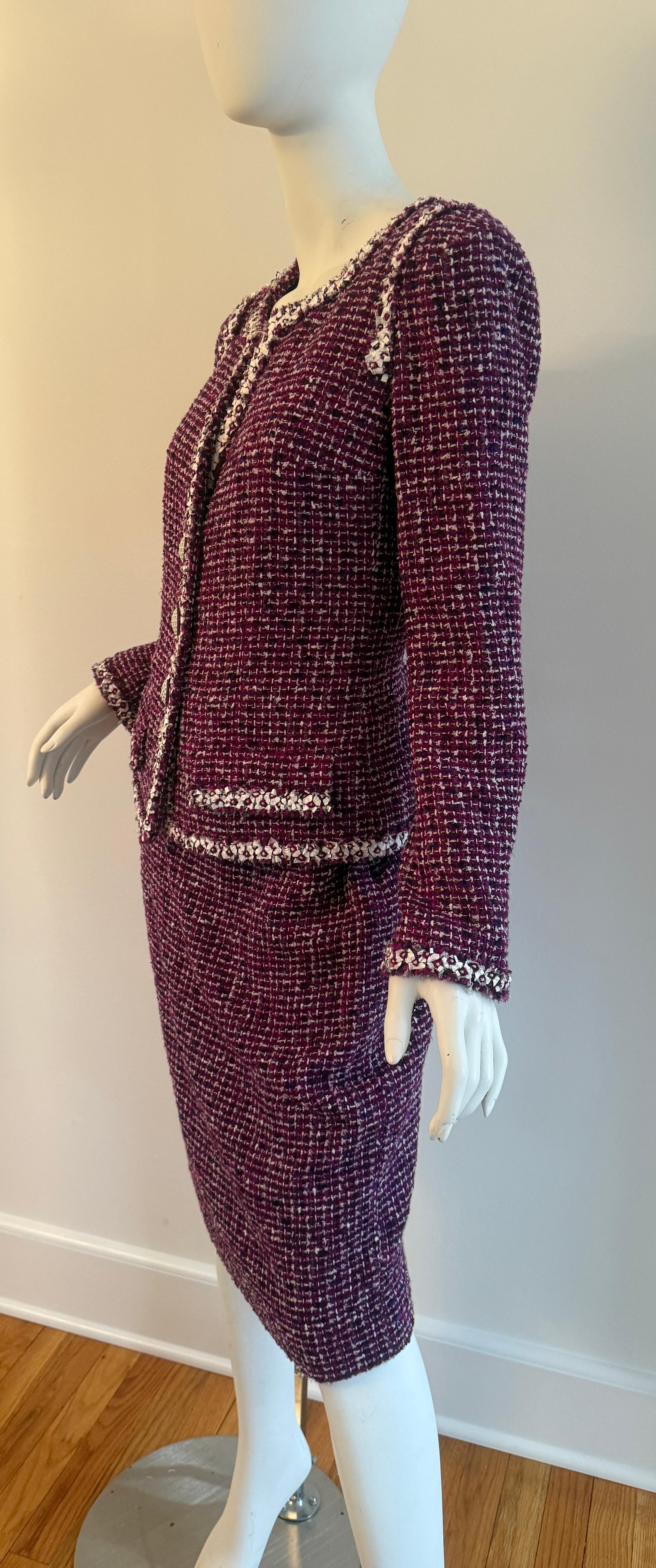 Chanel, 2009 Karl Lagerfeld, tailleur veste bouclée en tweed violet, taille 40 en vente 6
