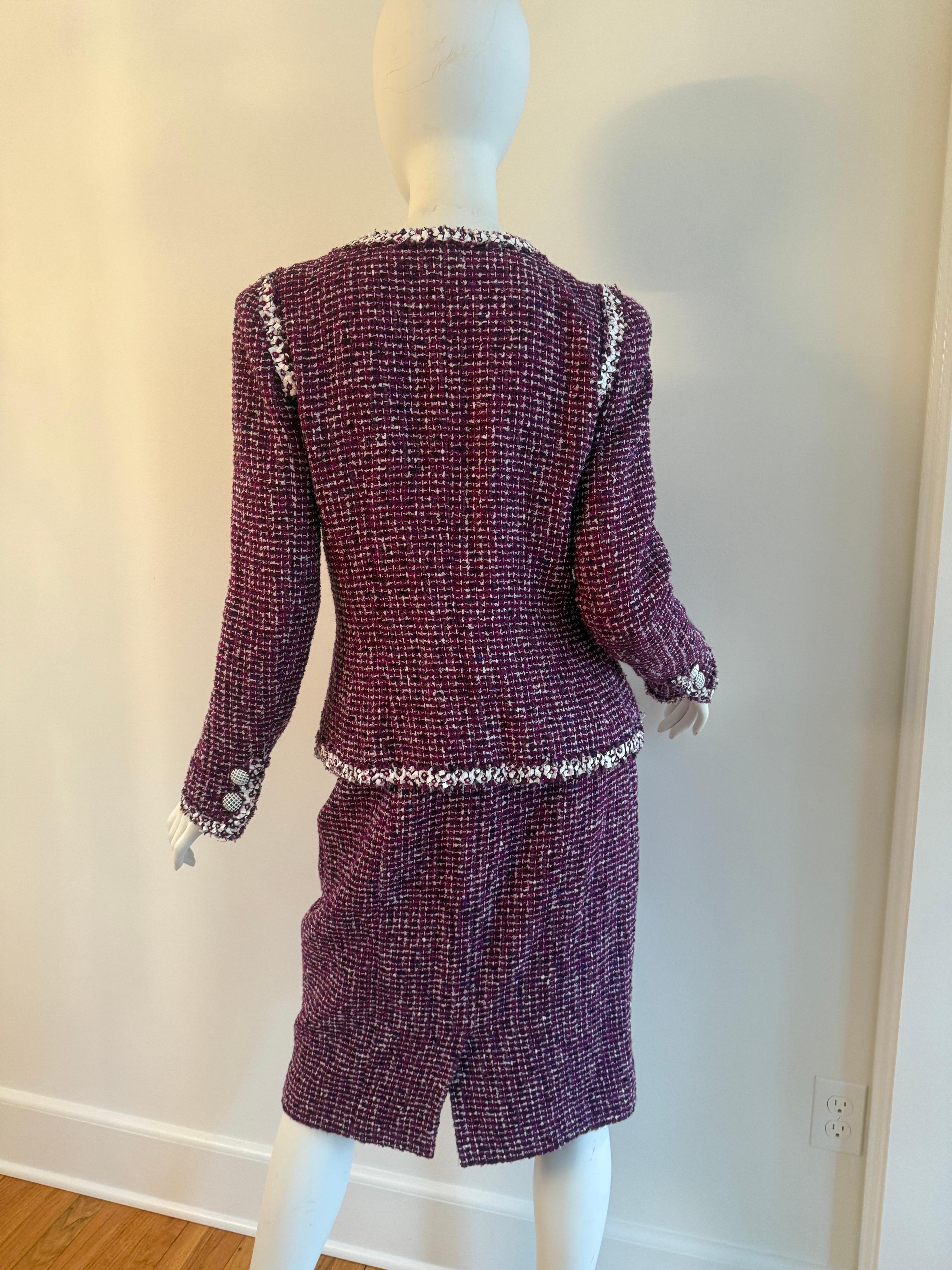 Chanel, 2009 Karl Lagerfeld, tailleur veste bouclée en tweed violet, taille 40 en vente 7