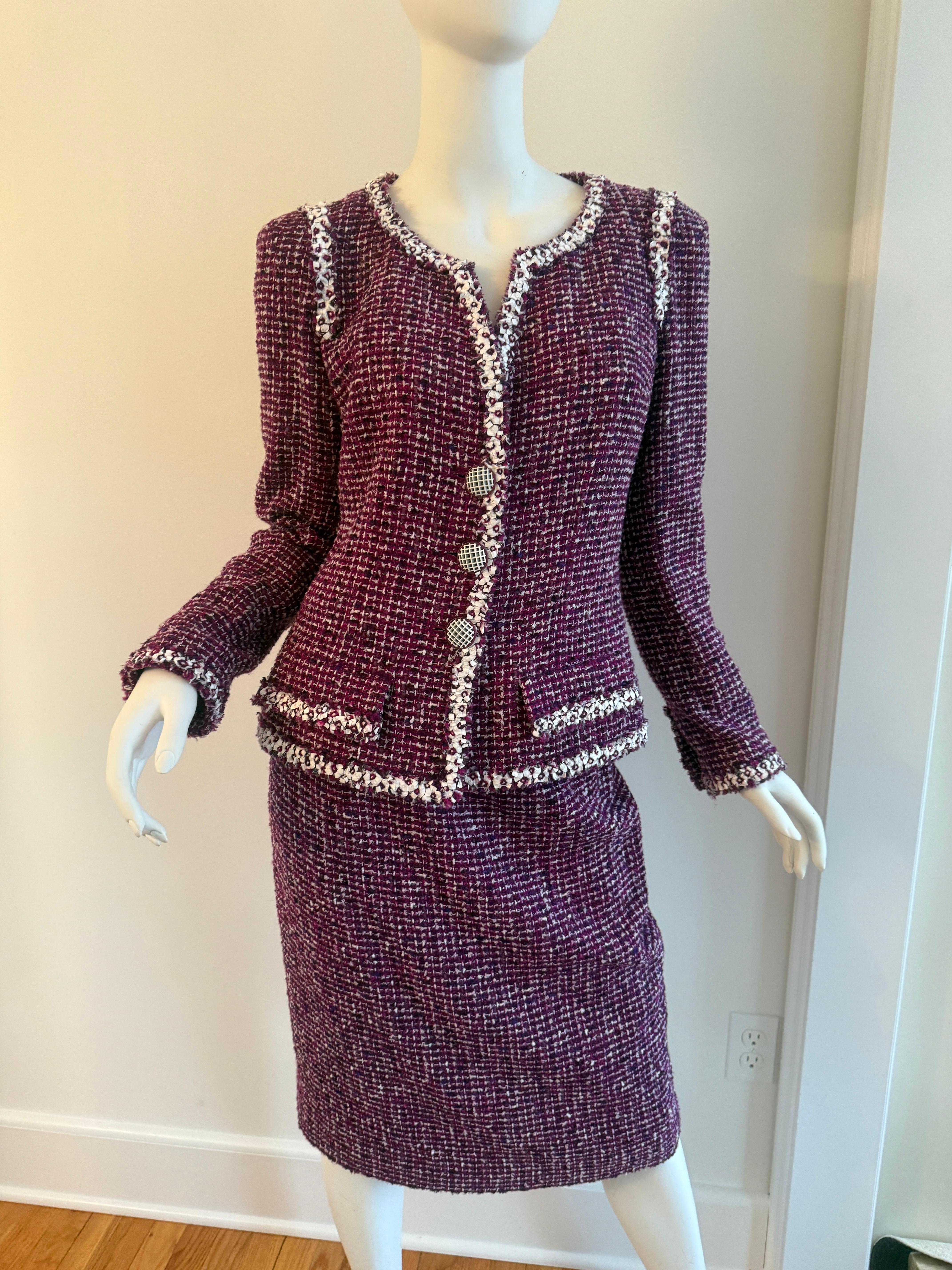 Chanel, 2009 Karl Lagerfeld, tailleur veste bouclée en tweed violet, taille 40 en vente 8