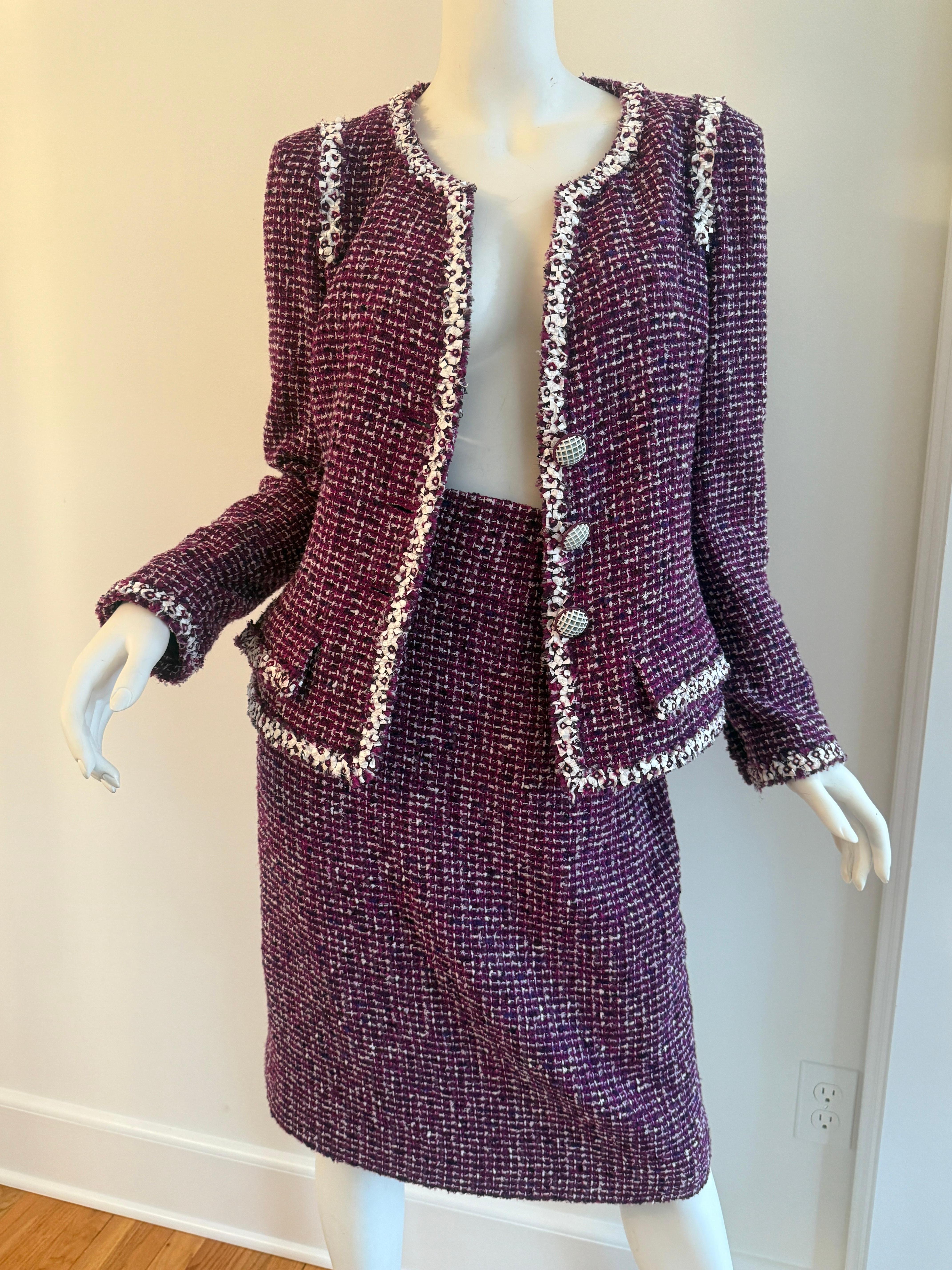 Chanel, 2009 Karl Lagerfeld, tailleur veste bouclée en tweed violet, taille 40 en vente 9