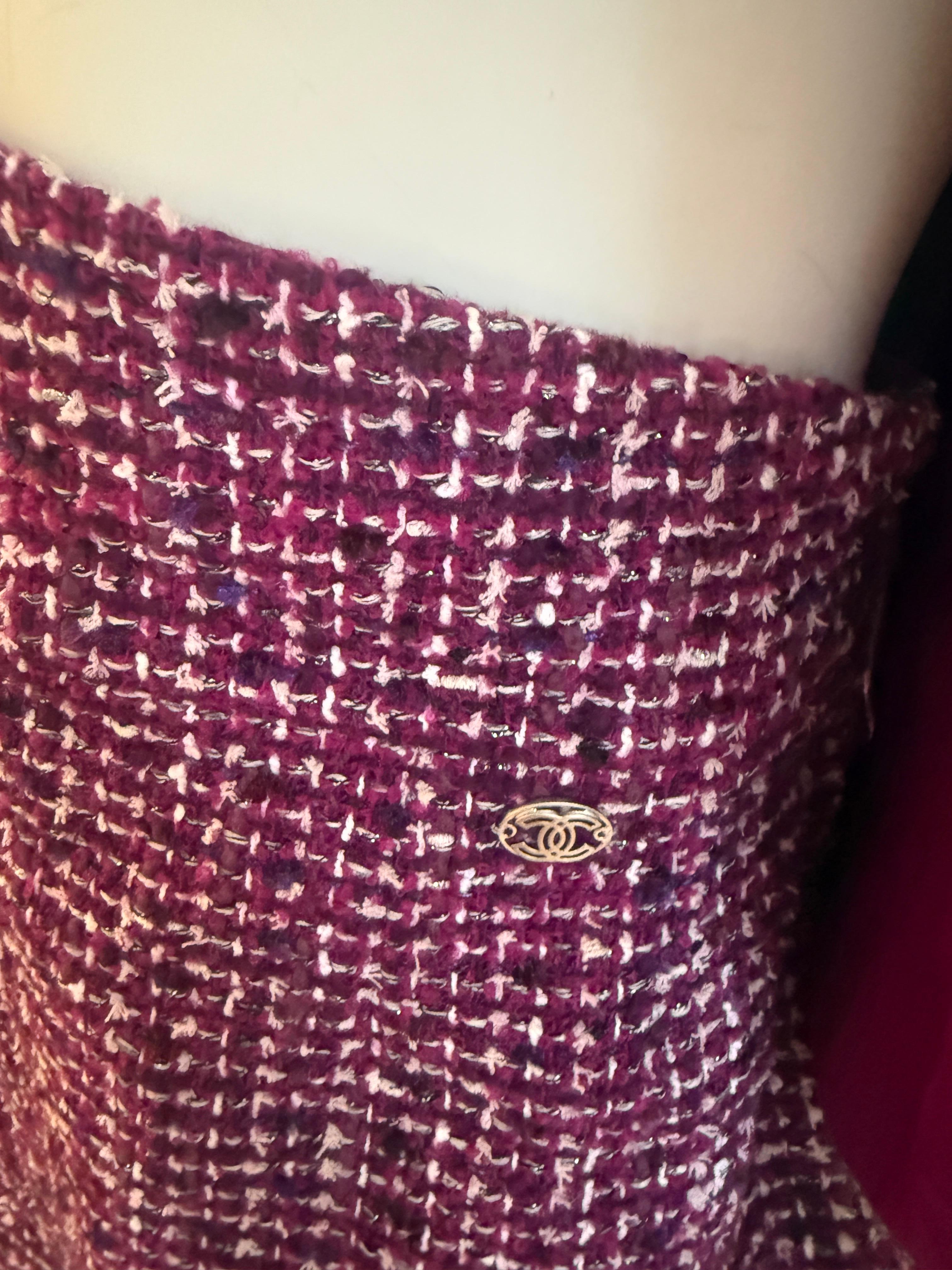 Chanel, 2009 Karl Lagerfeld, tailleur veste bouclée en tweed violet, taille 40 en vente 10