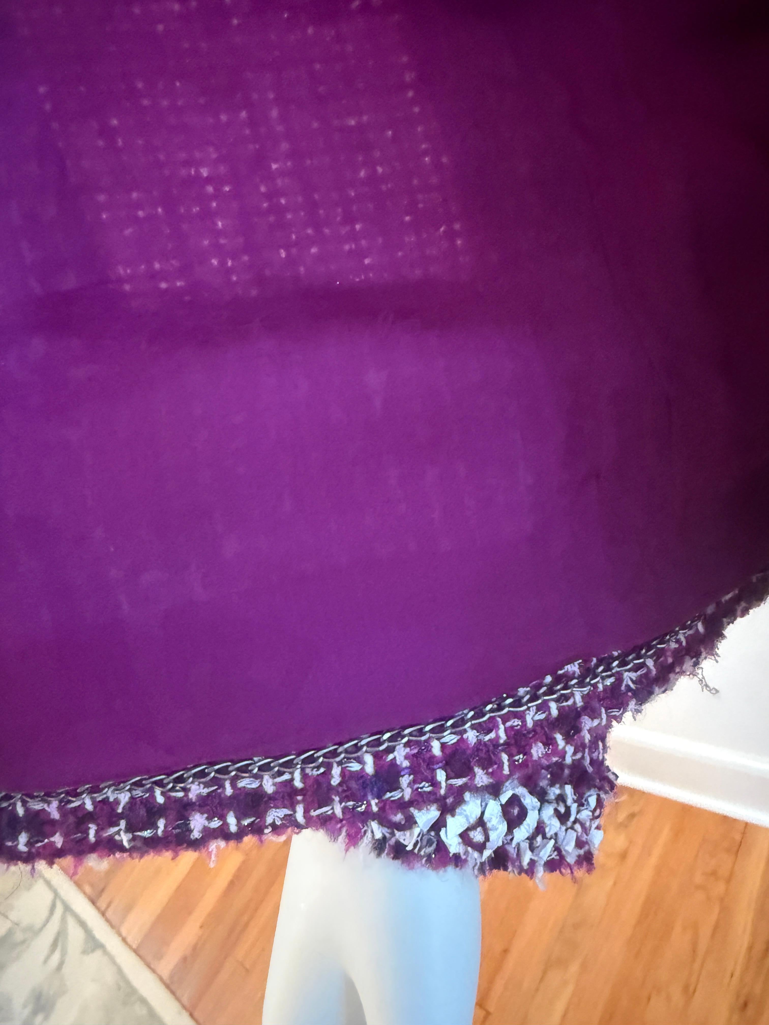 Chanel, 2009 Karl Lagerfeld, tailleur veste bouclée en tweed violet, taille 40 en vente 11