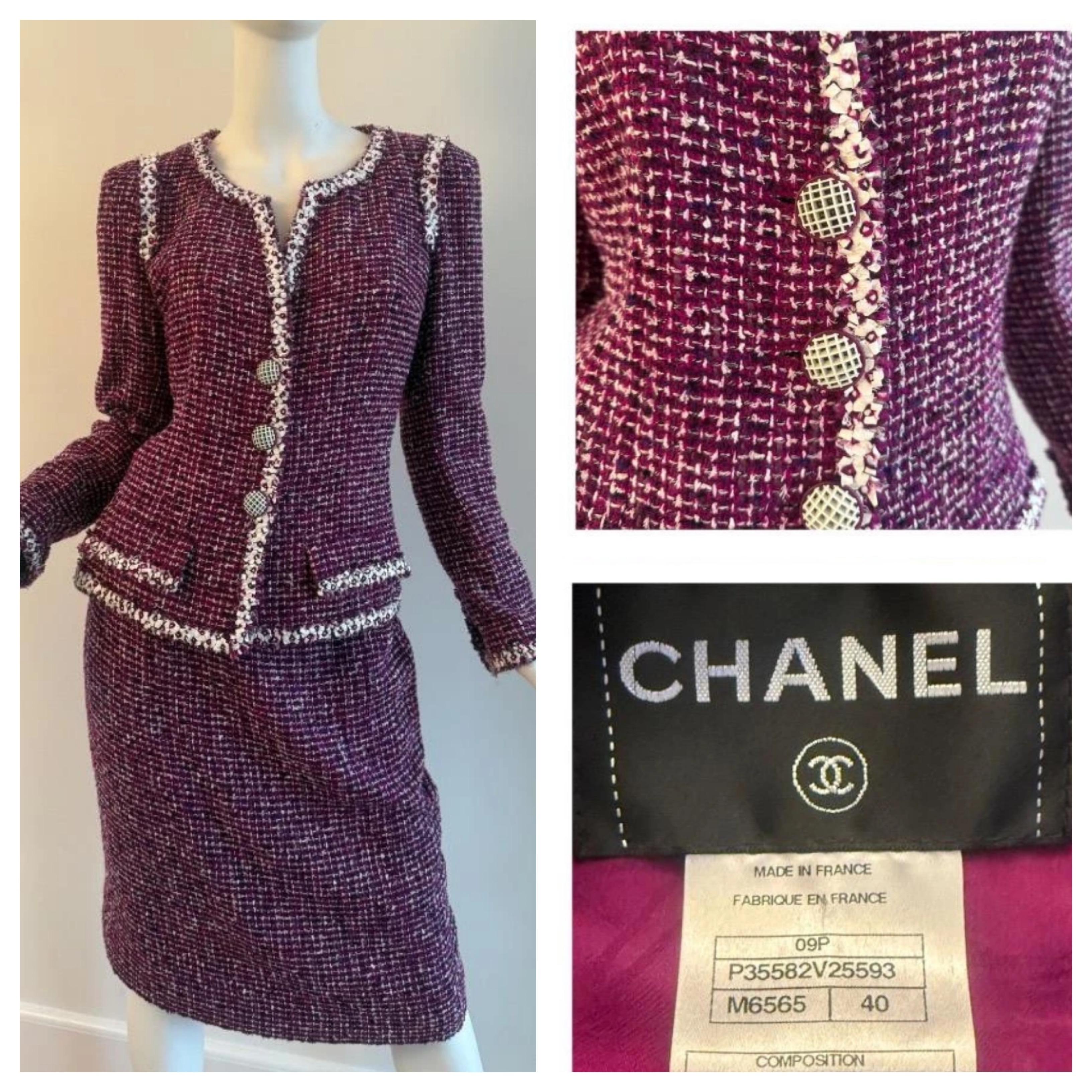 Superbe combinaison violette Chanel Karl Lagerfeld 2009
Il s'agit d'un superbe tailleur veste de Chanel conçu par Karl Lagerfeld dans un luxueux tweed en boucle.  plusieurs nuances de violet, de pourpre. Avec une magnifique bordure contrastée