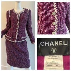 Seltene Chanel, 2009 Karl Lagerfeld, Violett Tweed-Boucle-Jacke-Anzug Größe 40