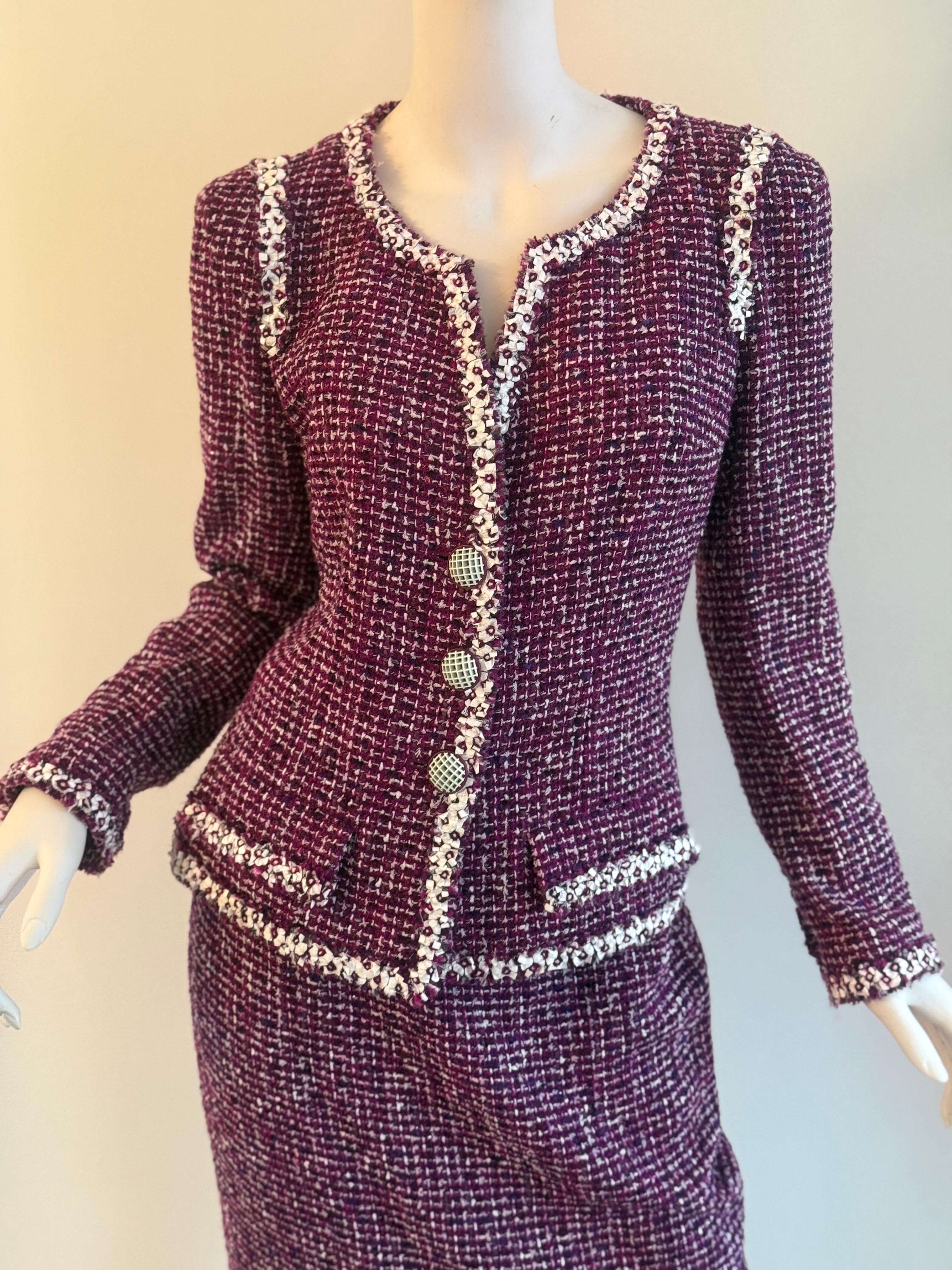 Noir Chanel, 2009 Karl Lagerfeld, tailleur veste bouclée en tweed violet, taille 40 en vente