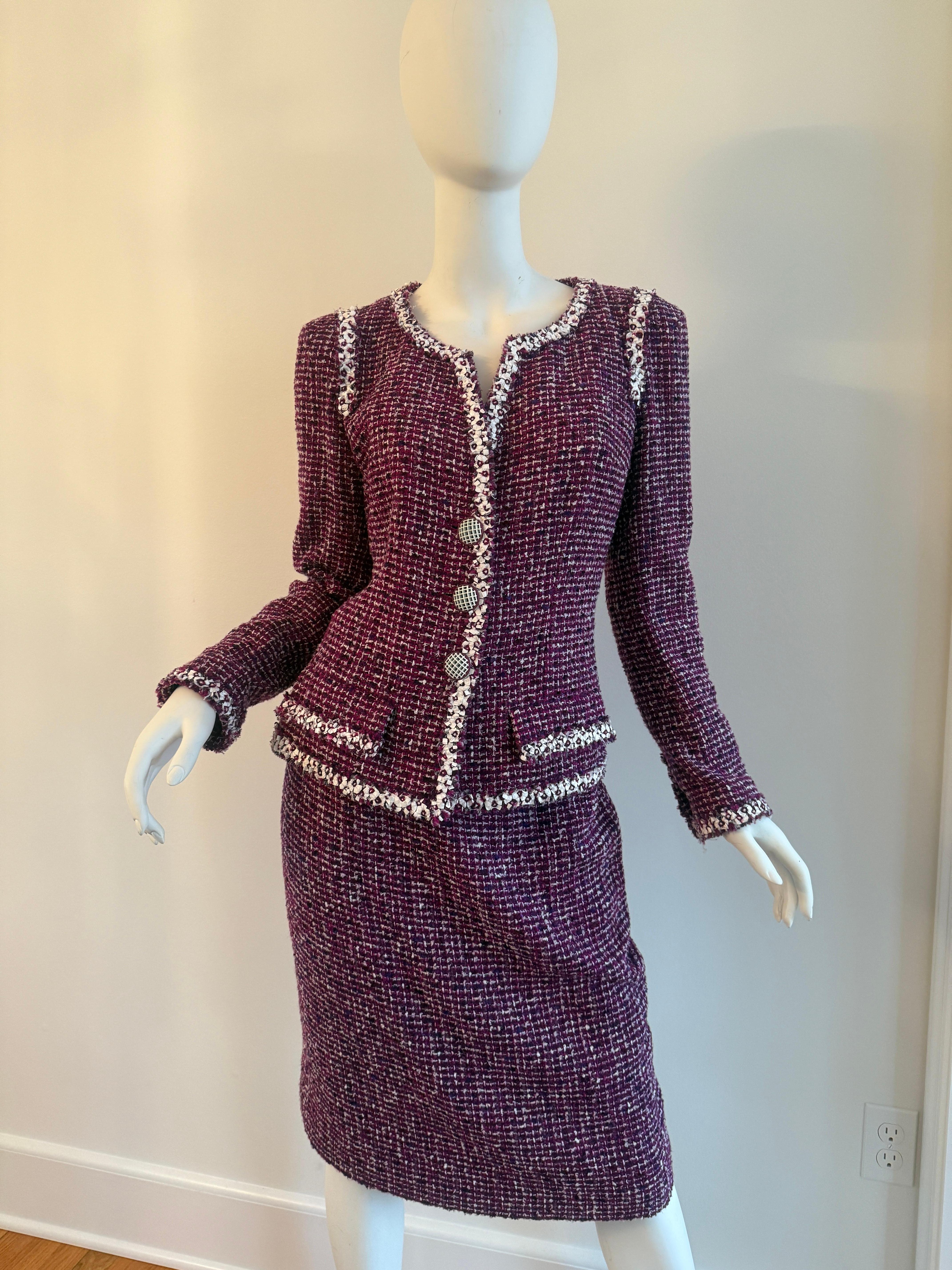 Chanel, 2009 Karl Lagerfeld, tailleur veste bouclée en tweed violet, taille 40 Bon état - En vente à Bernardsville, NJ