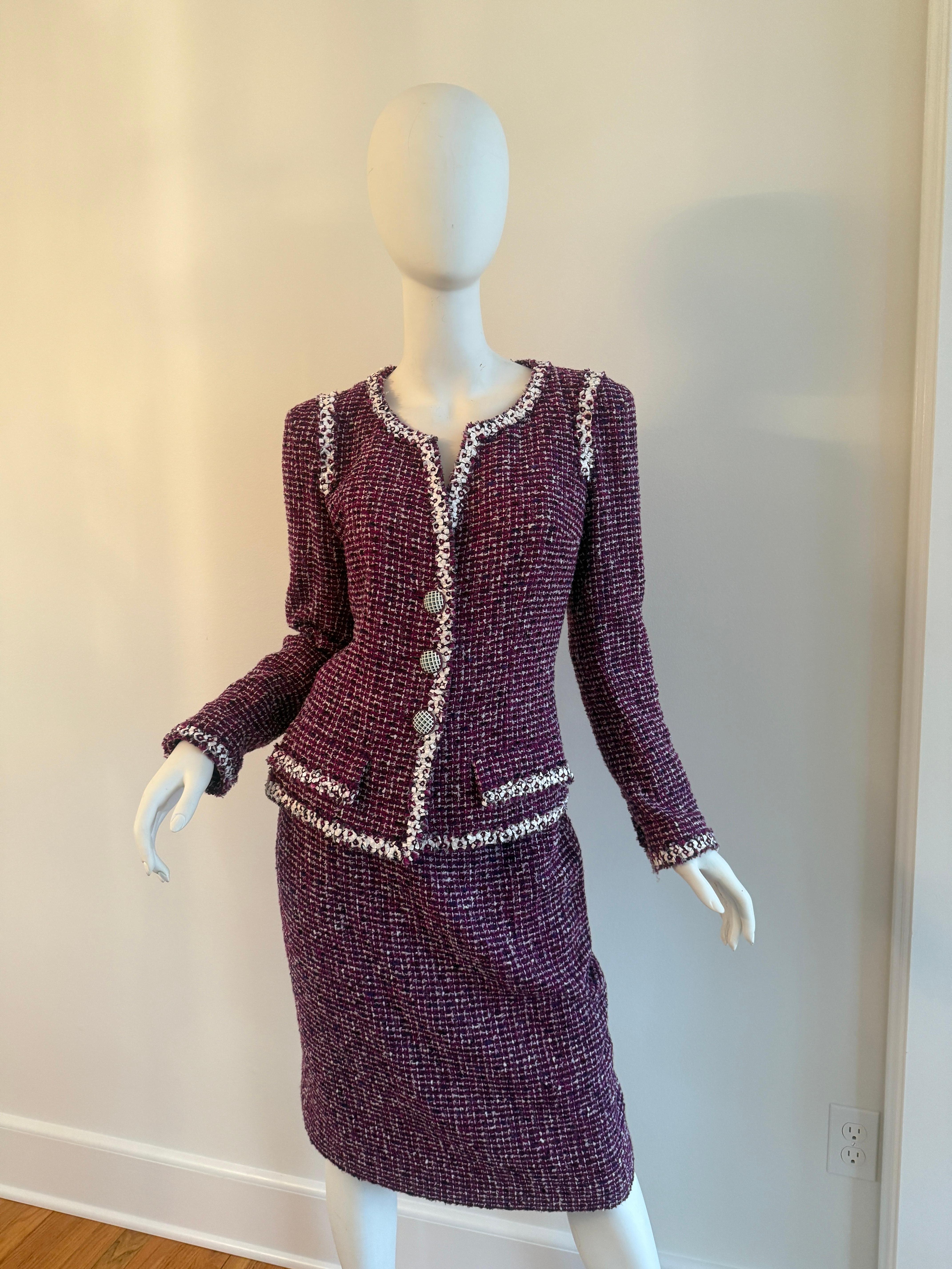 Chanel, 2009 Karl Lagerfeld, tailleur veste bouclée en tweed violet, taille 40 Pour femmes en vente