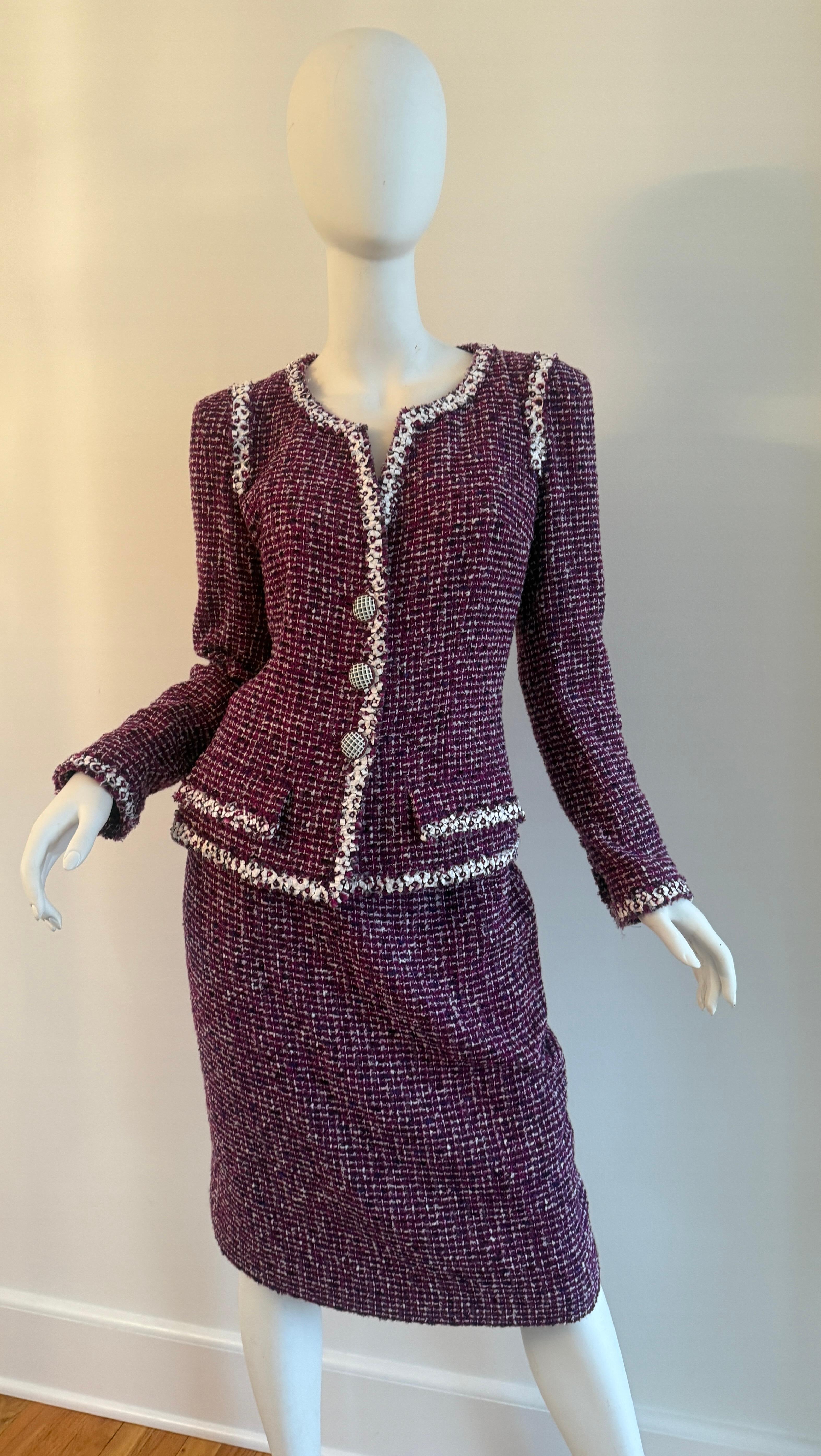 Chanel, 2009 Karl Lagerfeld, tailleur veste bouclée en tweed violet, taille 40 en vente 1