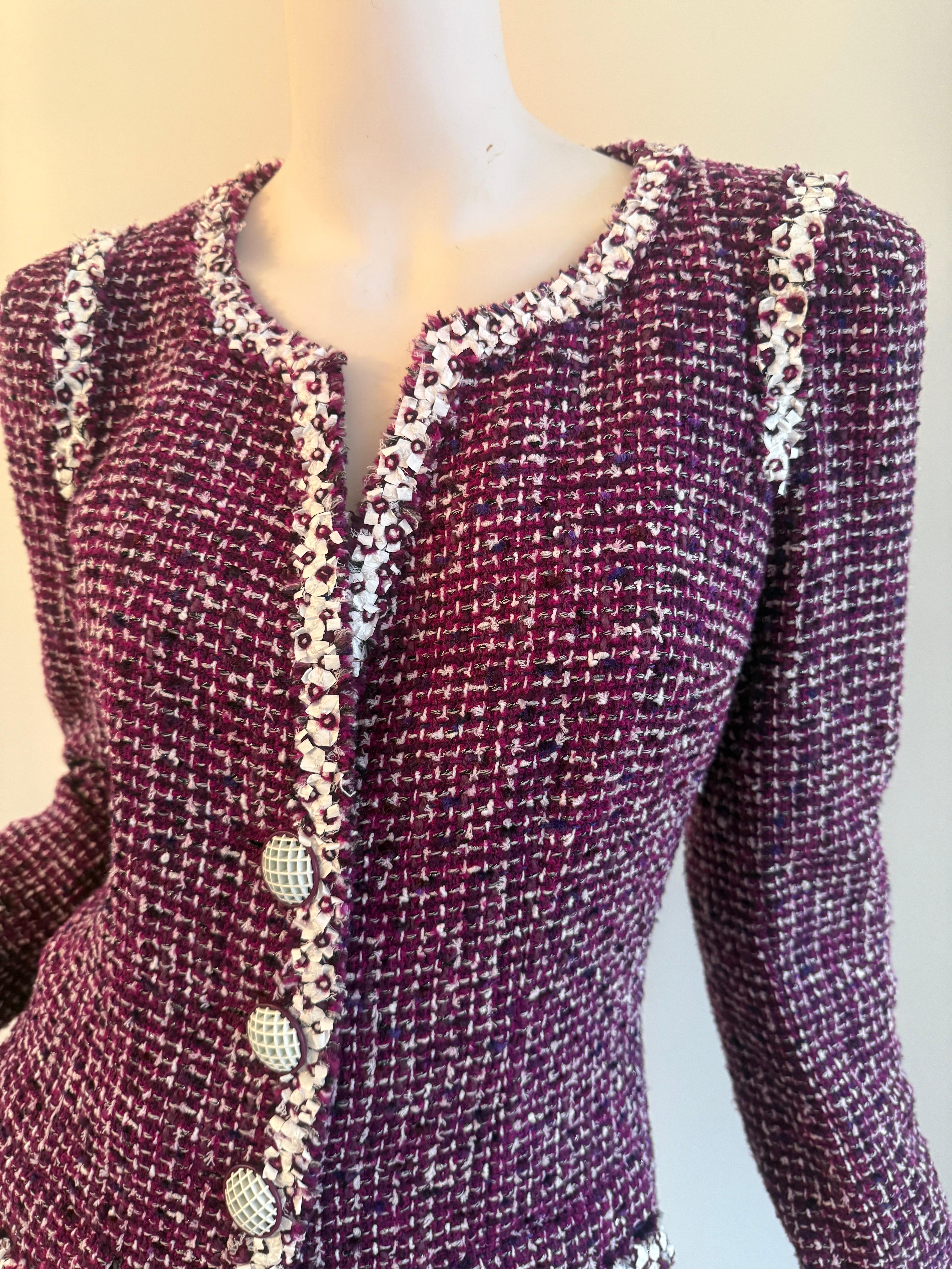 Chanel, 2009 Karl Lagerfeld, tailleur veste bouclée en tweed violet, taille 40 en vente 2