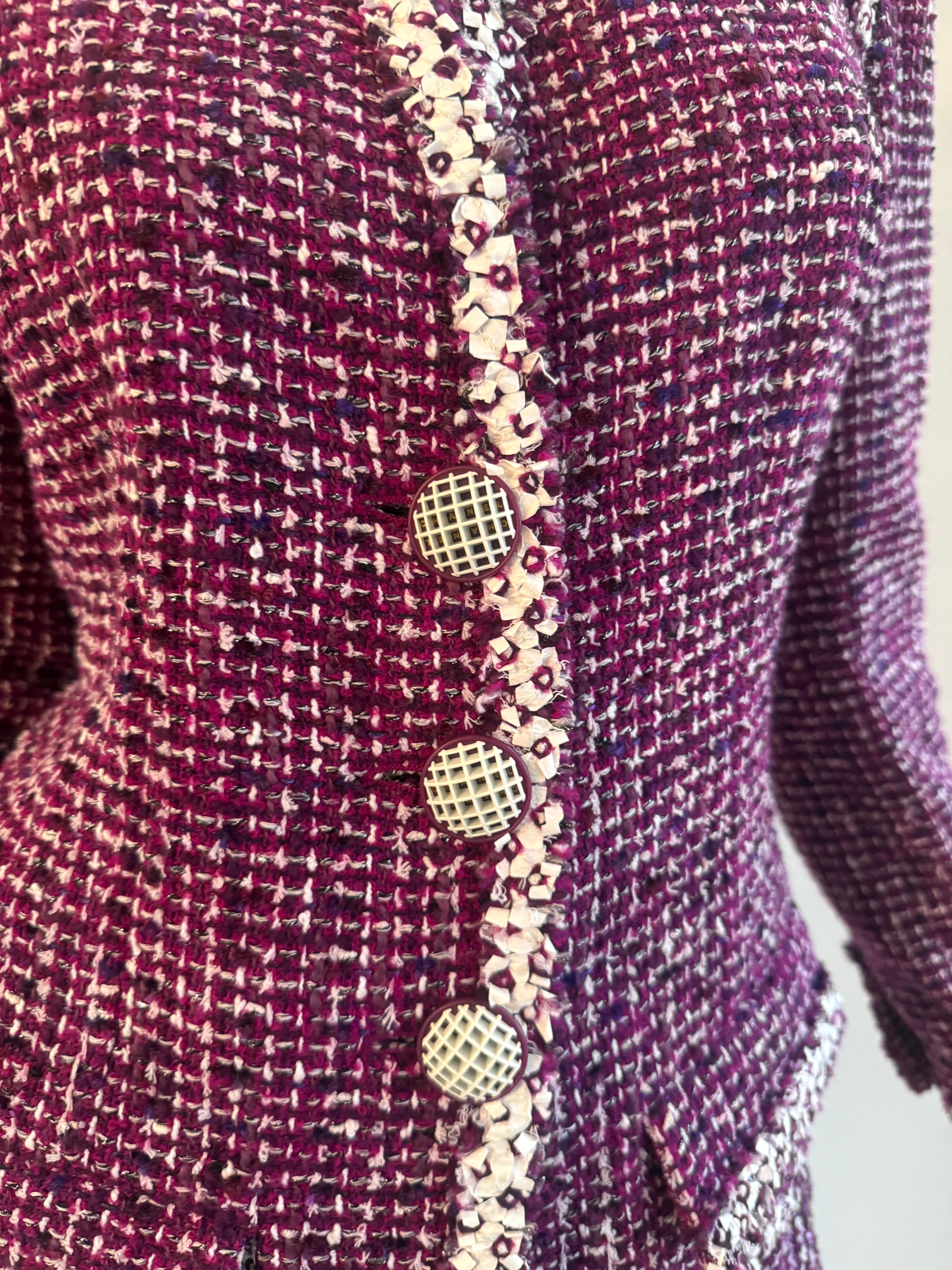 Chanel, 2009 Karl Lagerfeld, tailleur veste bouclée en tweed violet, taille 40 en vente 3