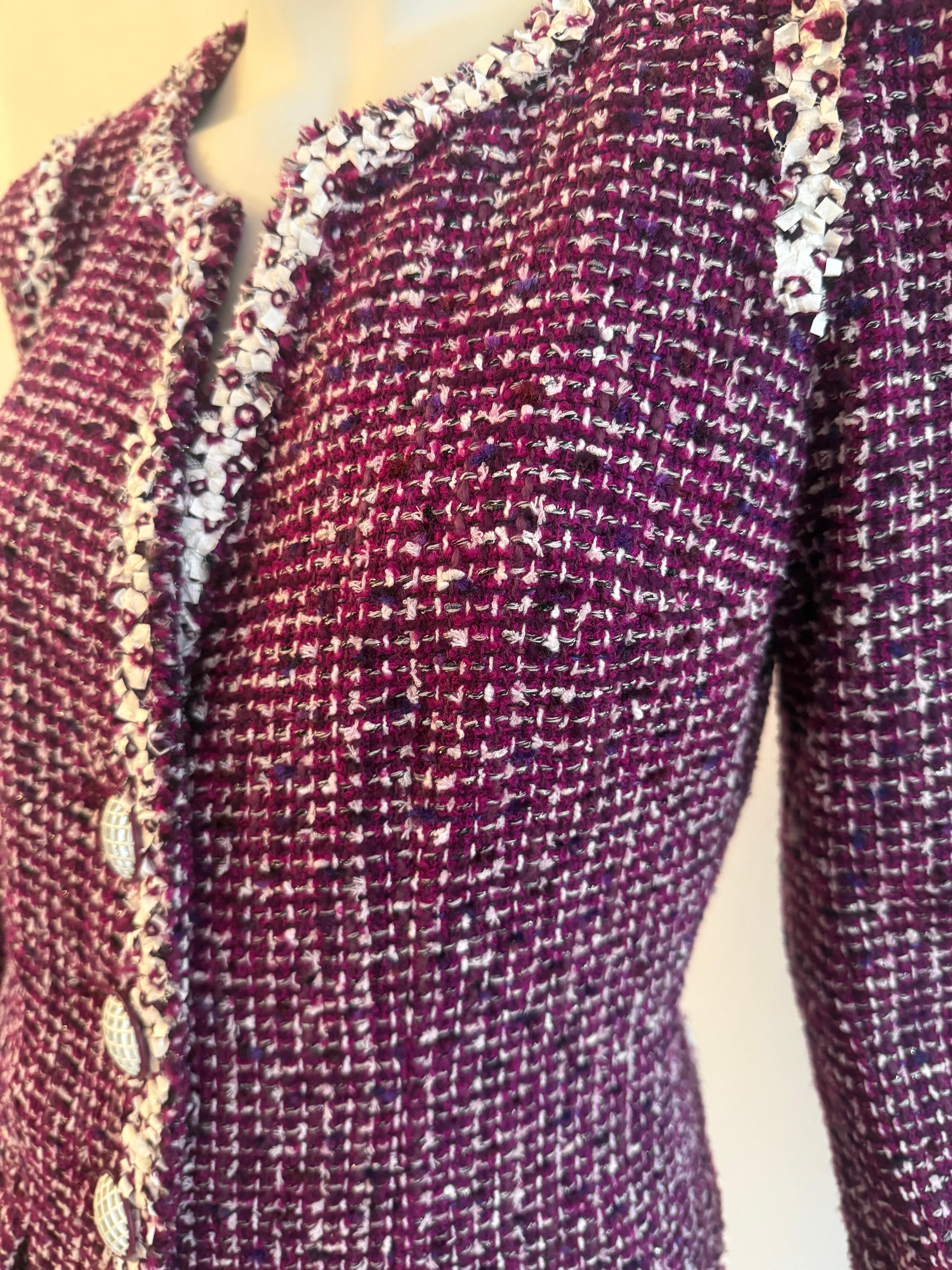 Chanel, 2009 Karl Lagerfeld, tailleur veste bouclée en tweed violet, taille 40 en vente 4