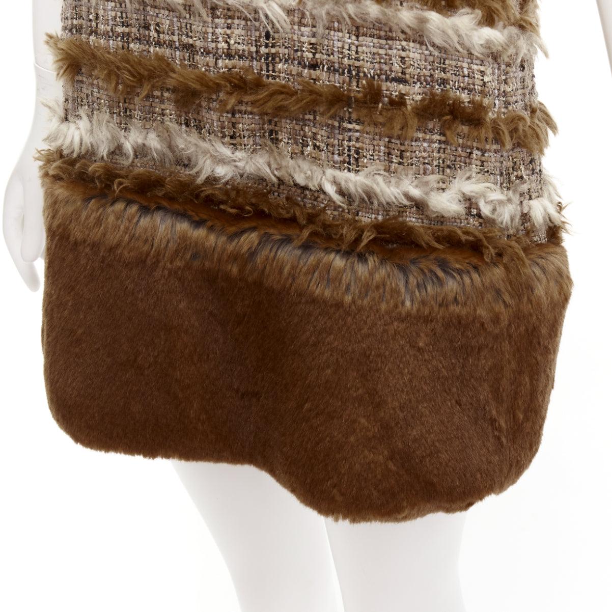 rare CHANEL 2010 marron Fantasy Tweed fluffy faux fur trim shift dress FR38 M
Référence : TGAS/D00963
Marque : Chanel
Designer : Karl Lagerfeld
Collection : 2010
MATERIAL : Cuir, laine bouclée, mélange
Couleur : Brun, Beige
Motif : Tweed
Fermeture :