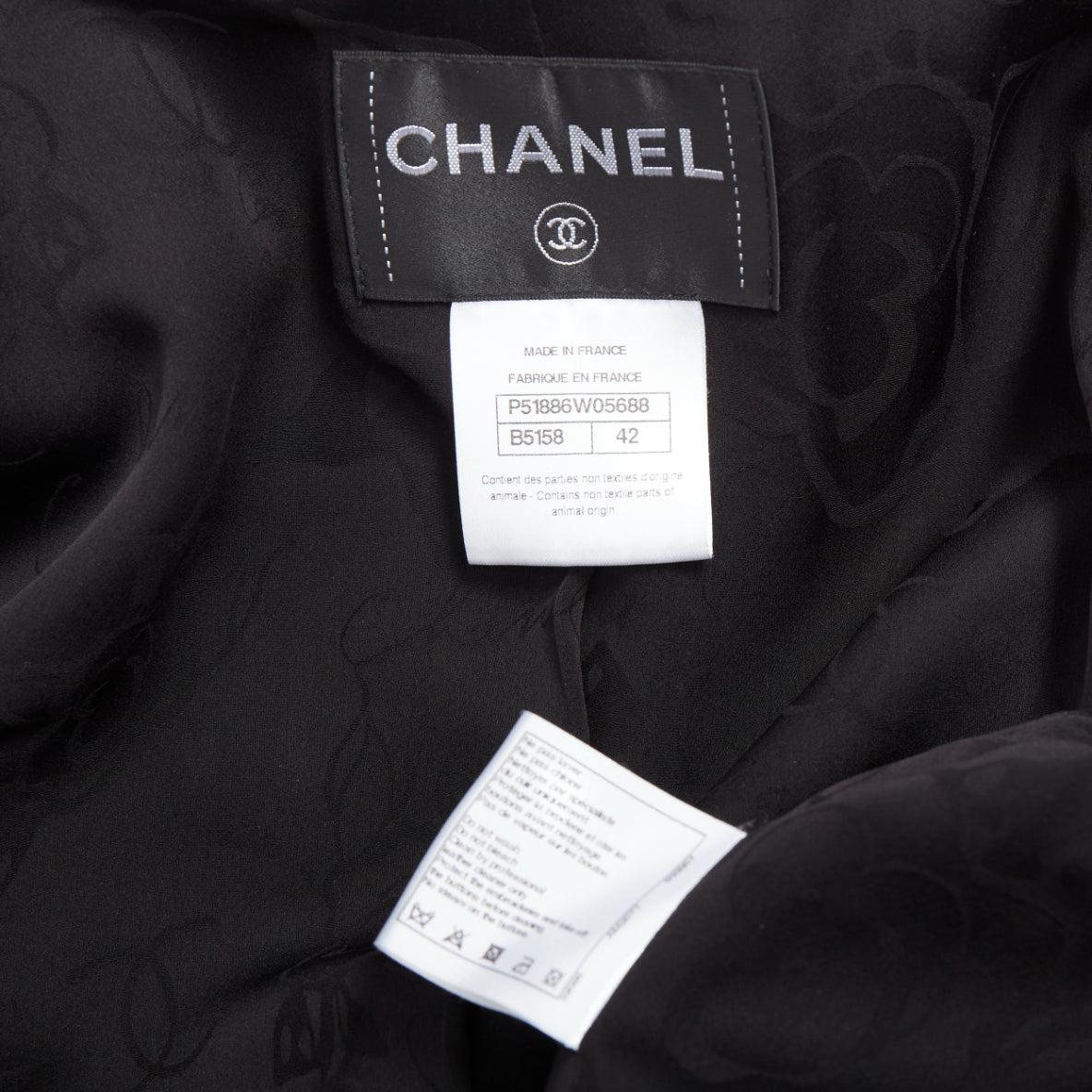 CHANEL Manteau de défilé Edelweiss 2015 avec broderie de fleurs et poches circulaires en laine FR42 en vente 7