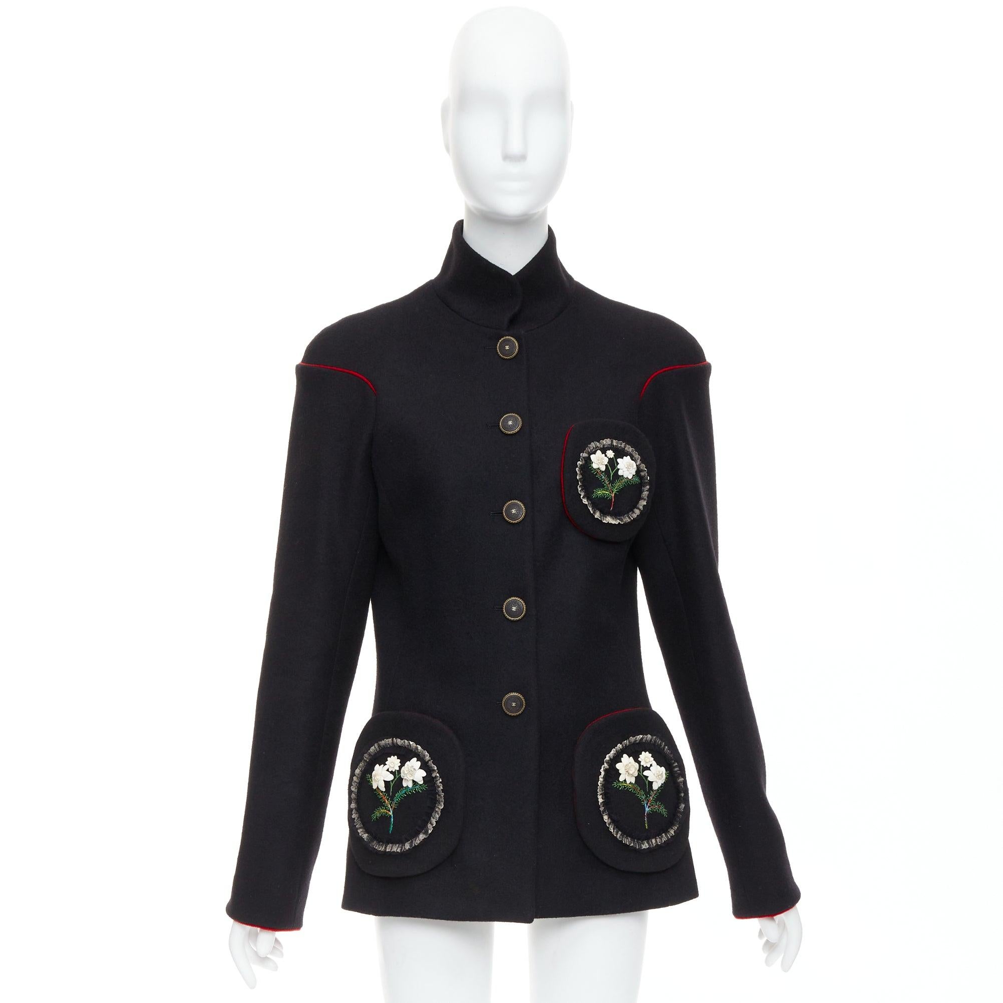 CHANEL Manteau de défilé Edelweiss 2015 avec broderie de fleurs et poches circulaires en laine FR42 en vente 9