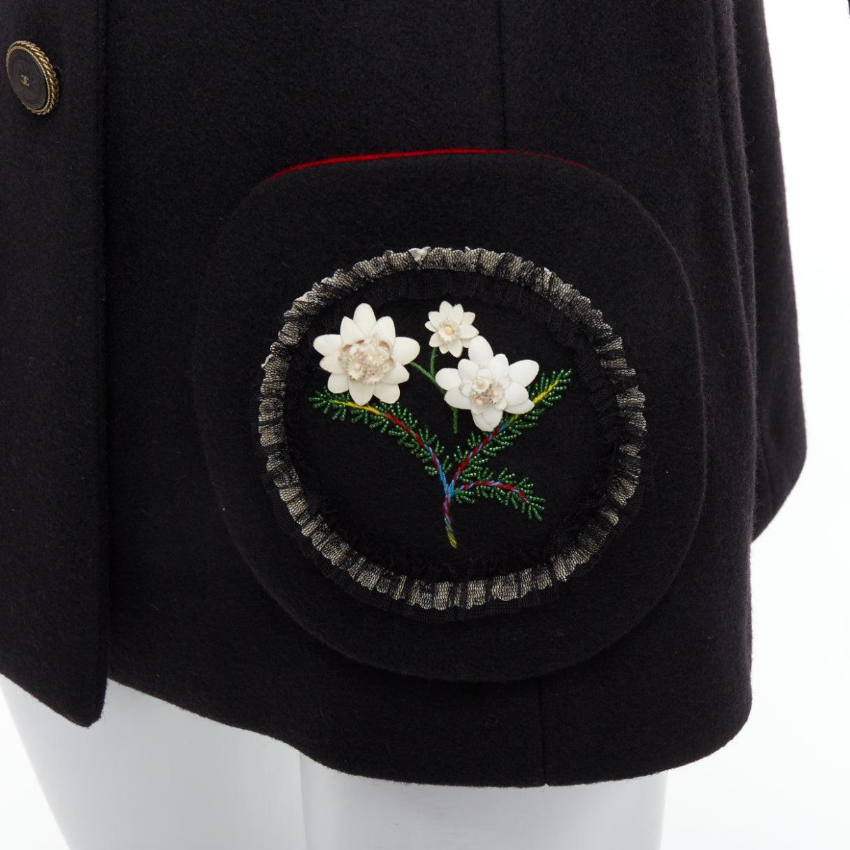CHANEL Manteau de défilé Edelweiss 2015 avec broderie de fleurs et poches circulaires en laine FR42
Référence : BMPA/A00262
Marque : Chanel
Designer : Karl Lagerfeld
Modèle : P51886W056888
Collectional : 15A Métiers d'Art Paris-Salzbourg - Défilé
Vu
