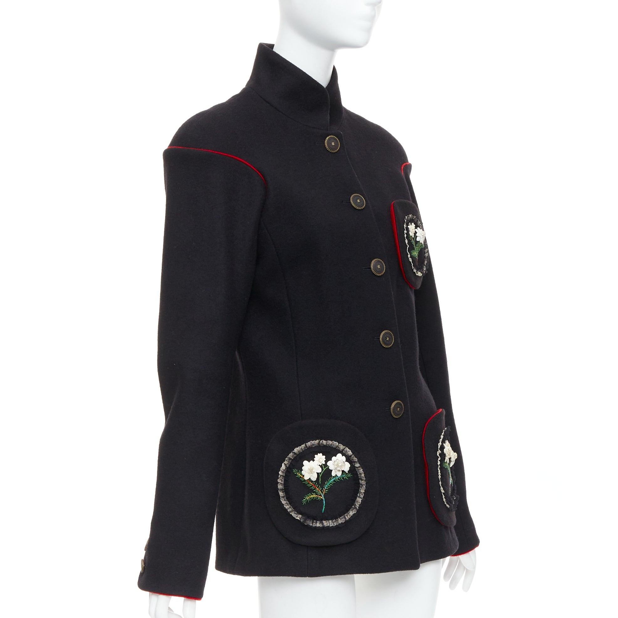 CHANEL Manteau de défilé Edelweiss 2015 avec broderie de fleurs et poches circulaires en laine FR42 Bon état - En vente à Hong Kong, NT