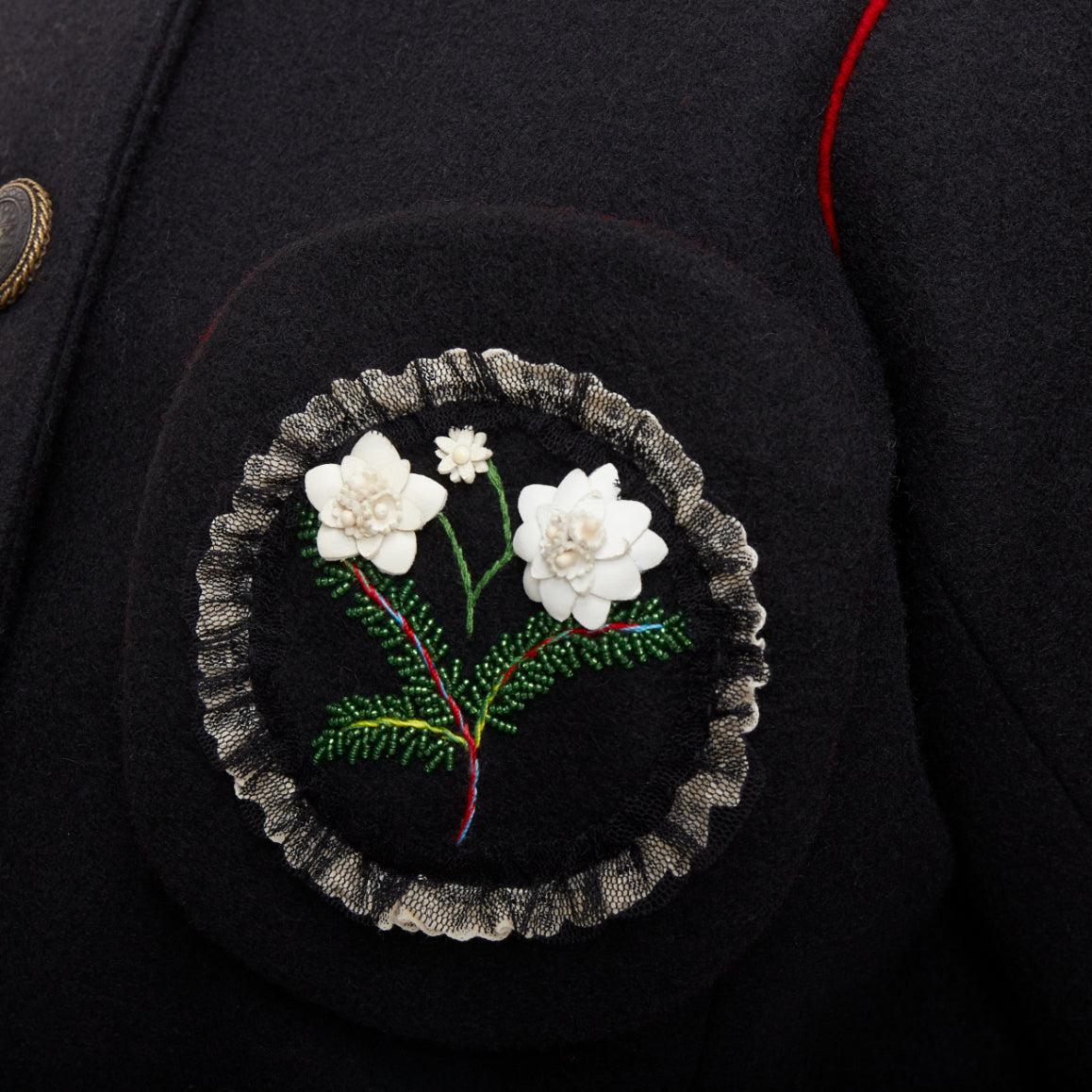 CHANEL Manteau de défilé Edelweiss 2015 avec broderie de fleurs et poches circulaires en laine FR42 en vente 3