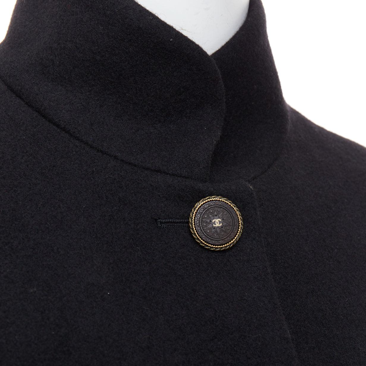 CHANEL Manteau de défilé Edelweiss 2015 avec broderie de fleurs et poches circulaires en laine FR42 en vente 4
