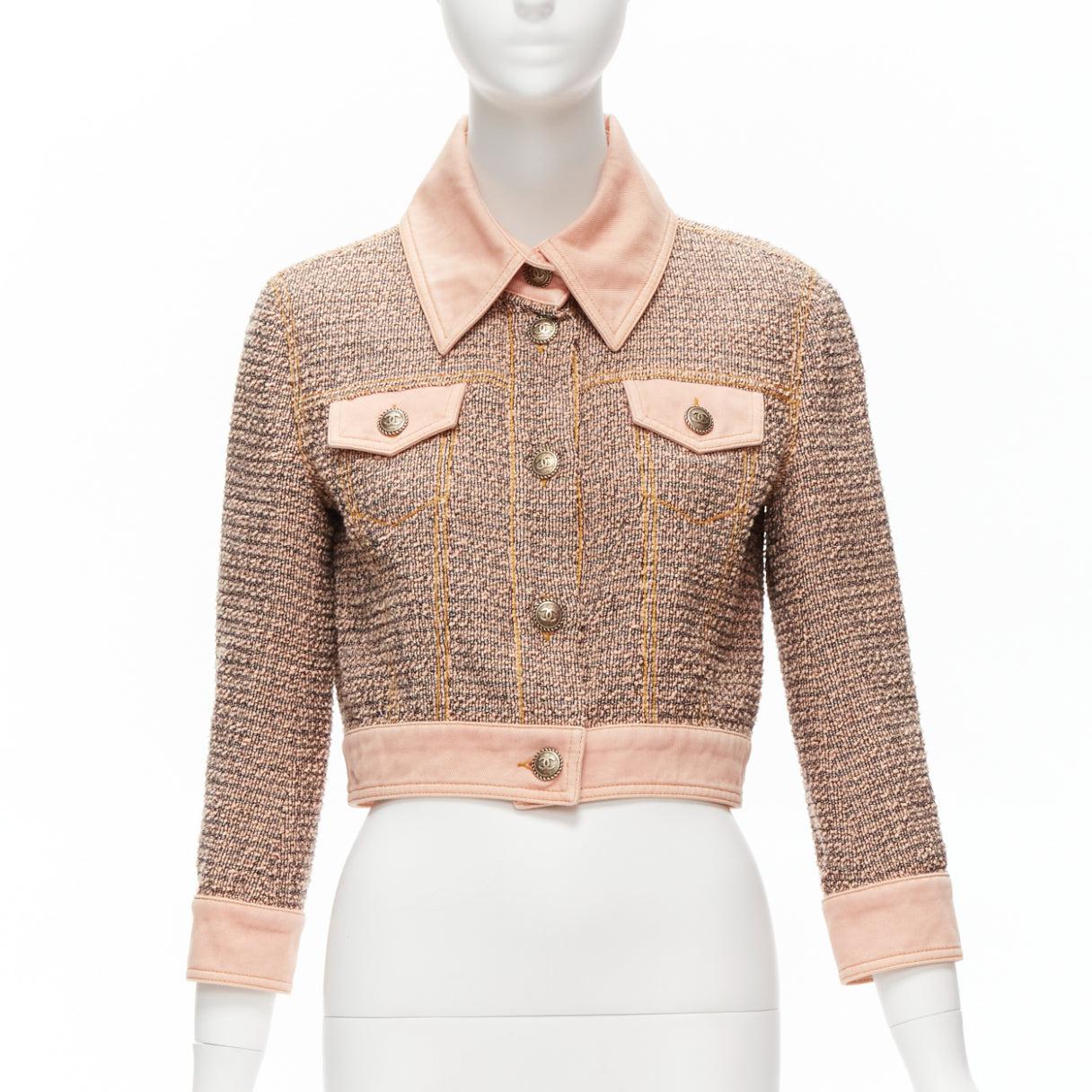 Beige rare CHANEL 2018 Runway pink denim trim boucle tweed CC button cropped jacket FR For Sale
