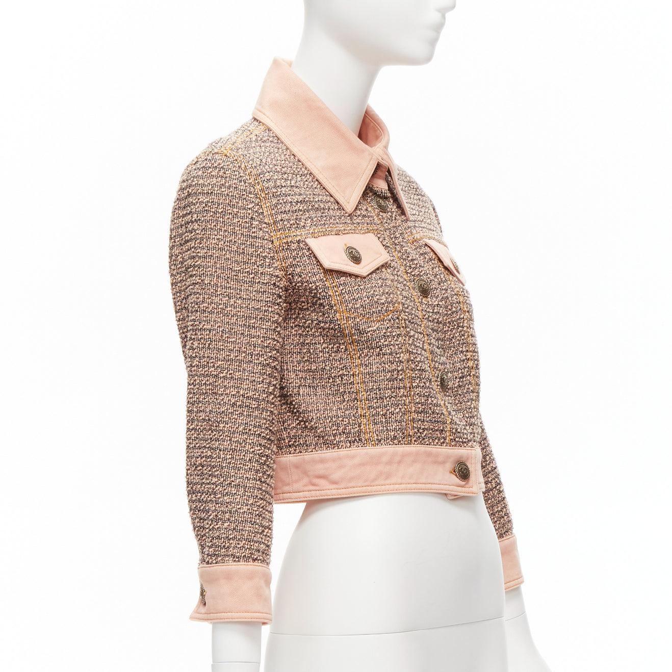 rare CHANEL 2018 Runway pink denim trim boucle tweed CC button cropped jacket FR In Excellent Condition For Sale In Hong Kong, NT