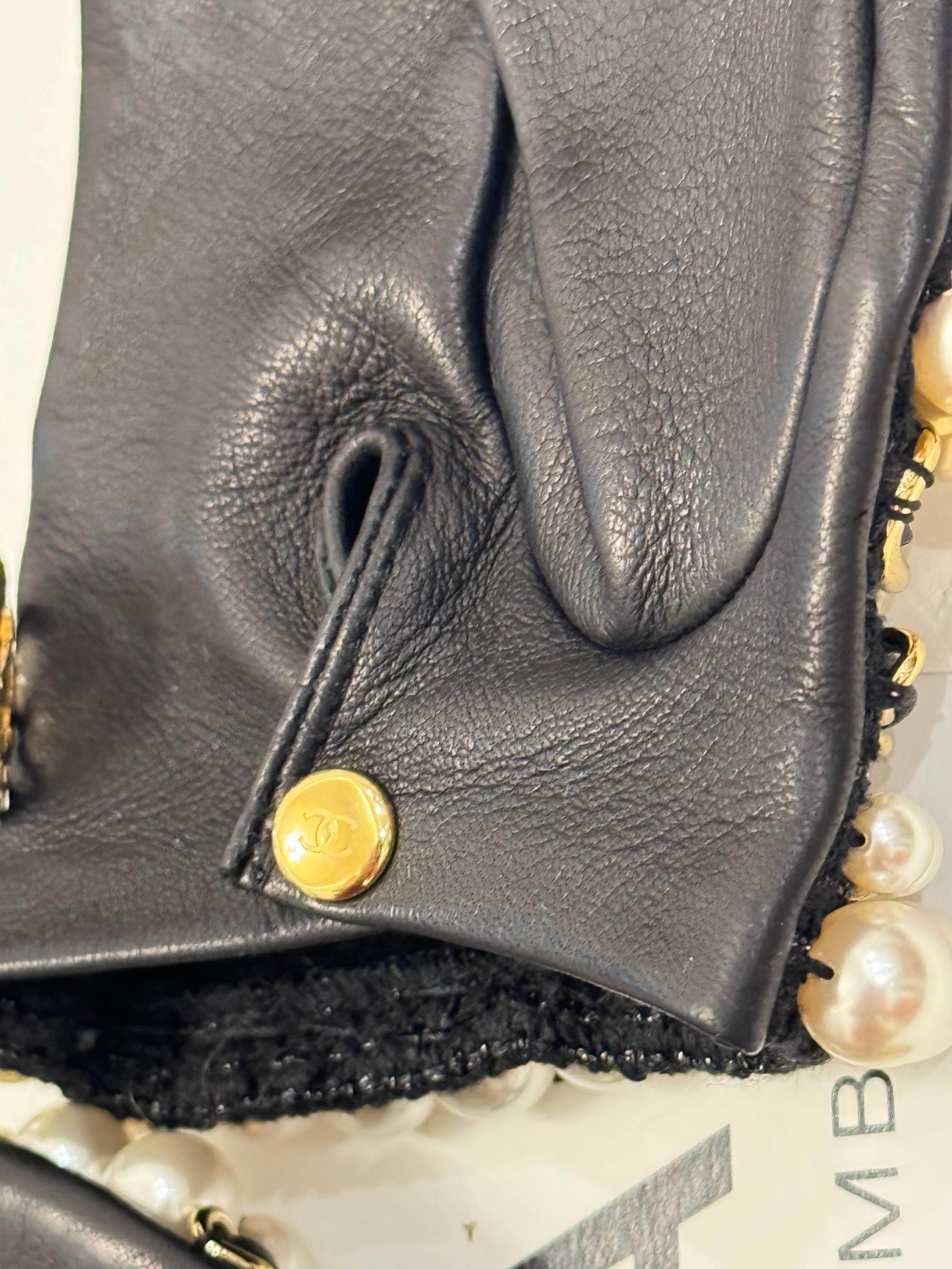Nero Rari guanti senza dita Chanel 2020 in pelle con catena e perle in vendita