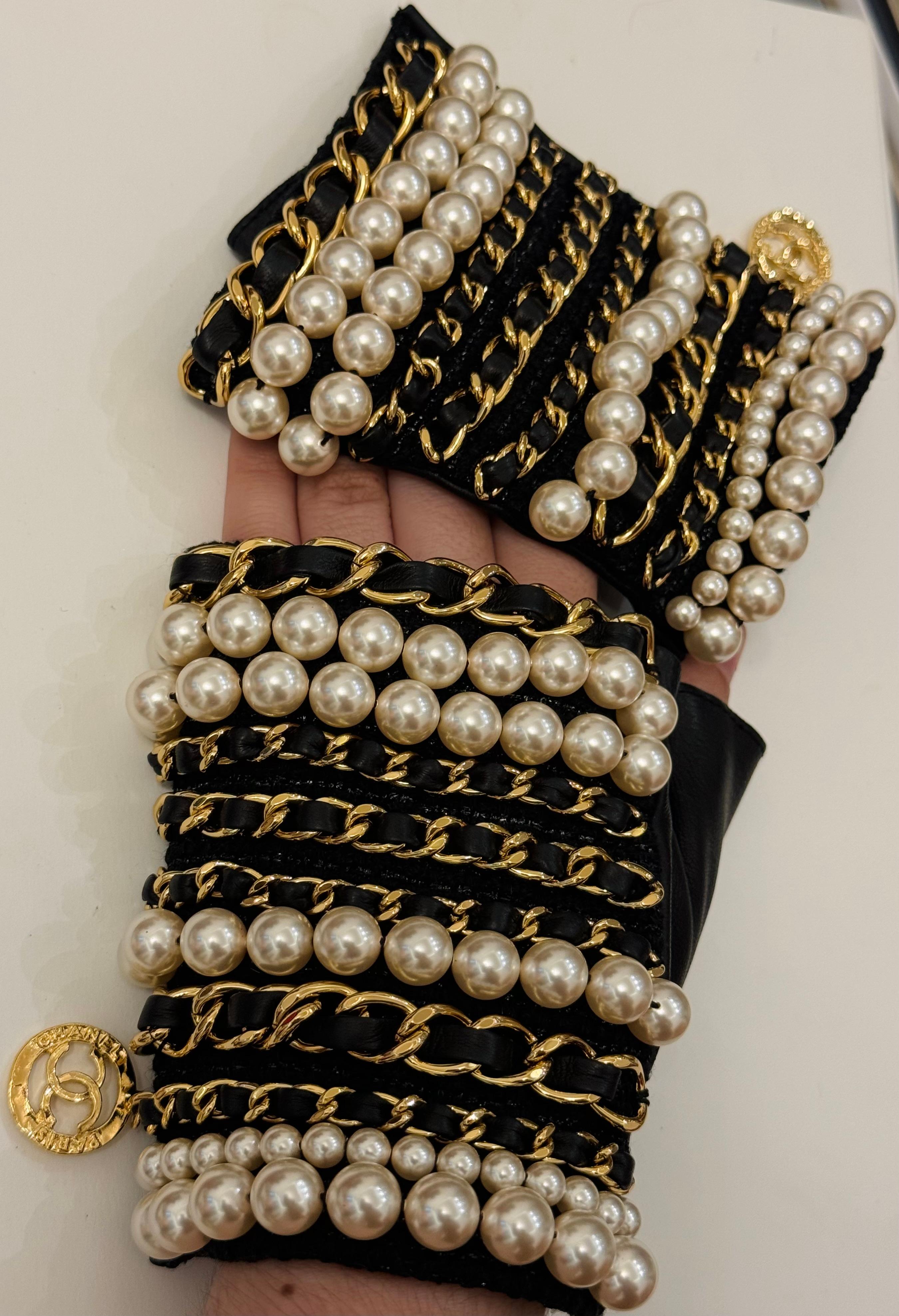 Rari guanti senza dita Chanel 2020 in pelle con catena e perle In condizioni ottime in vendita a PARIS, FR
